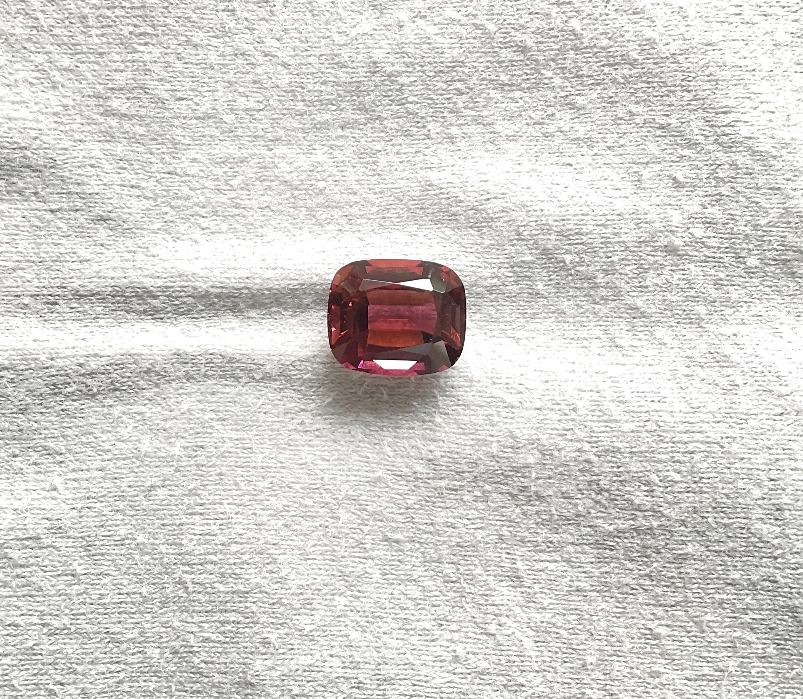 5,26 Carati Tormalina Rossa Cuscino Taglio Sfaccettato Pietra Per Gioielli Gemma Naturale

Pietra preziosa - Tormalina
Peso - 5,26 carati
Forma - Cuscino
Dimensioni - 11x9,5x6,5 MM
Pezzi - 1