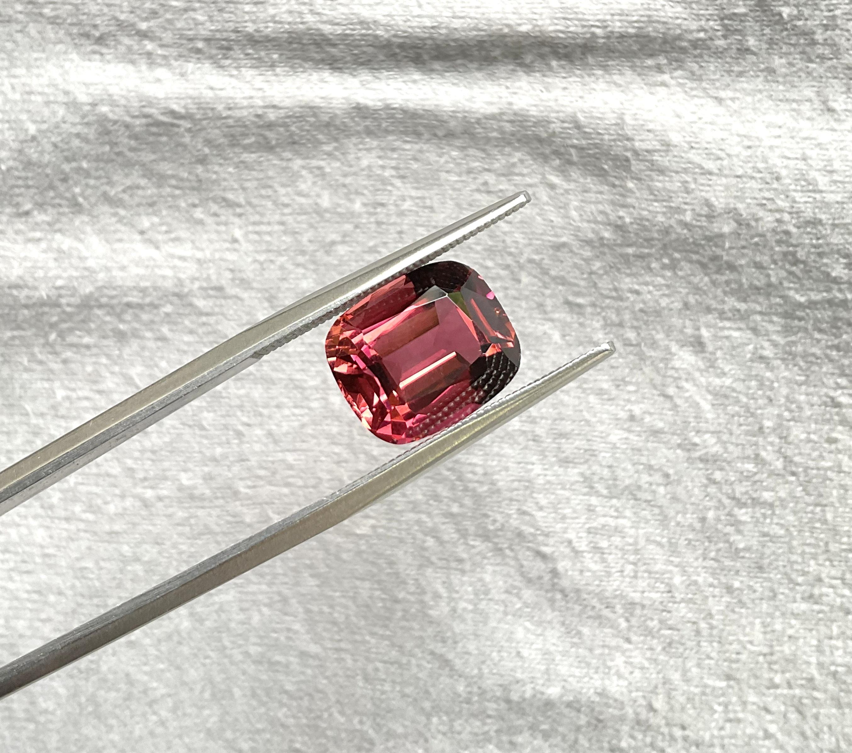 Art Déco 5,26 Carati Tormalina Rossa Cuscino Sfaccettato Per Gioielli Gemma Naturale in vendita