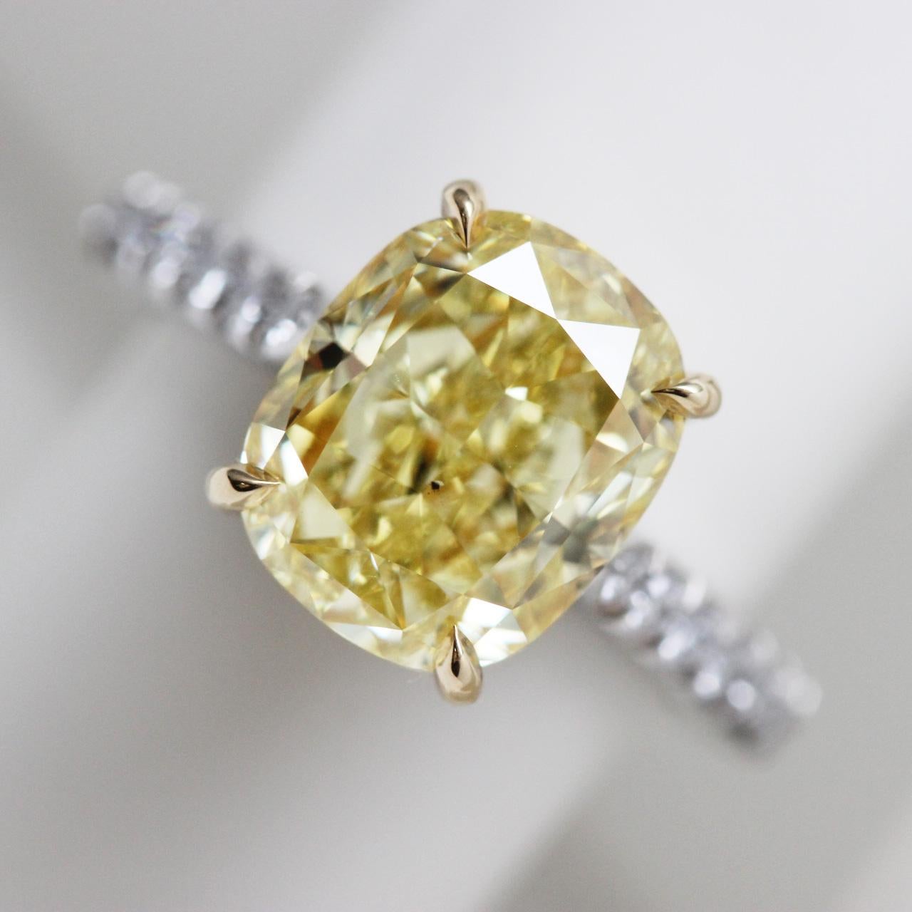 Diamant coussin de 5,26 carats de couleur naturelle jaune intense, monté sur bague en or jaune 18 carats et platine. Bague de fiançailles solitaire avec un diamant de couleur fantaisie taille coussin de plus de 5 carats certifié par la GIA. 

Vous