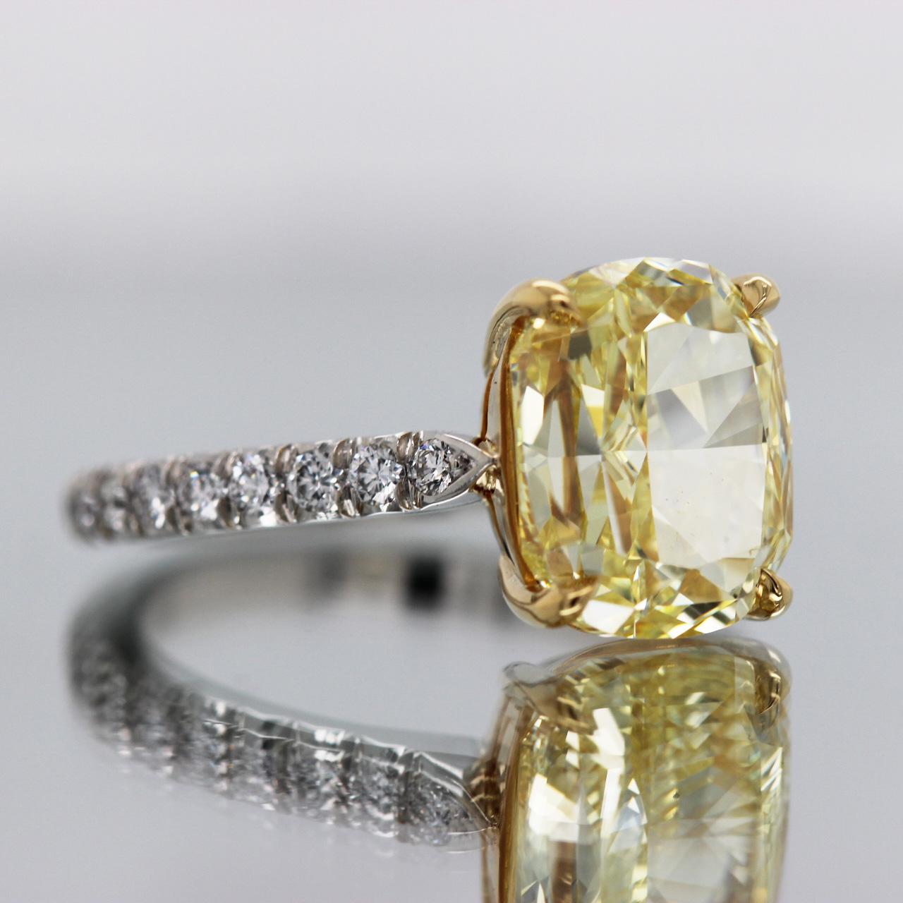 Taille coussin 5.26 Ct Fancy Intense Yellow Cushion-Cut Diamond Solitaire Engagement Ring GIA  en vente