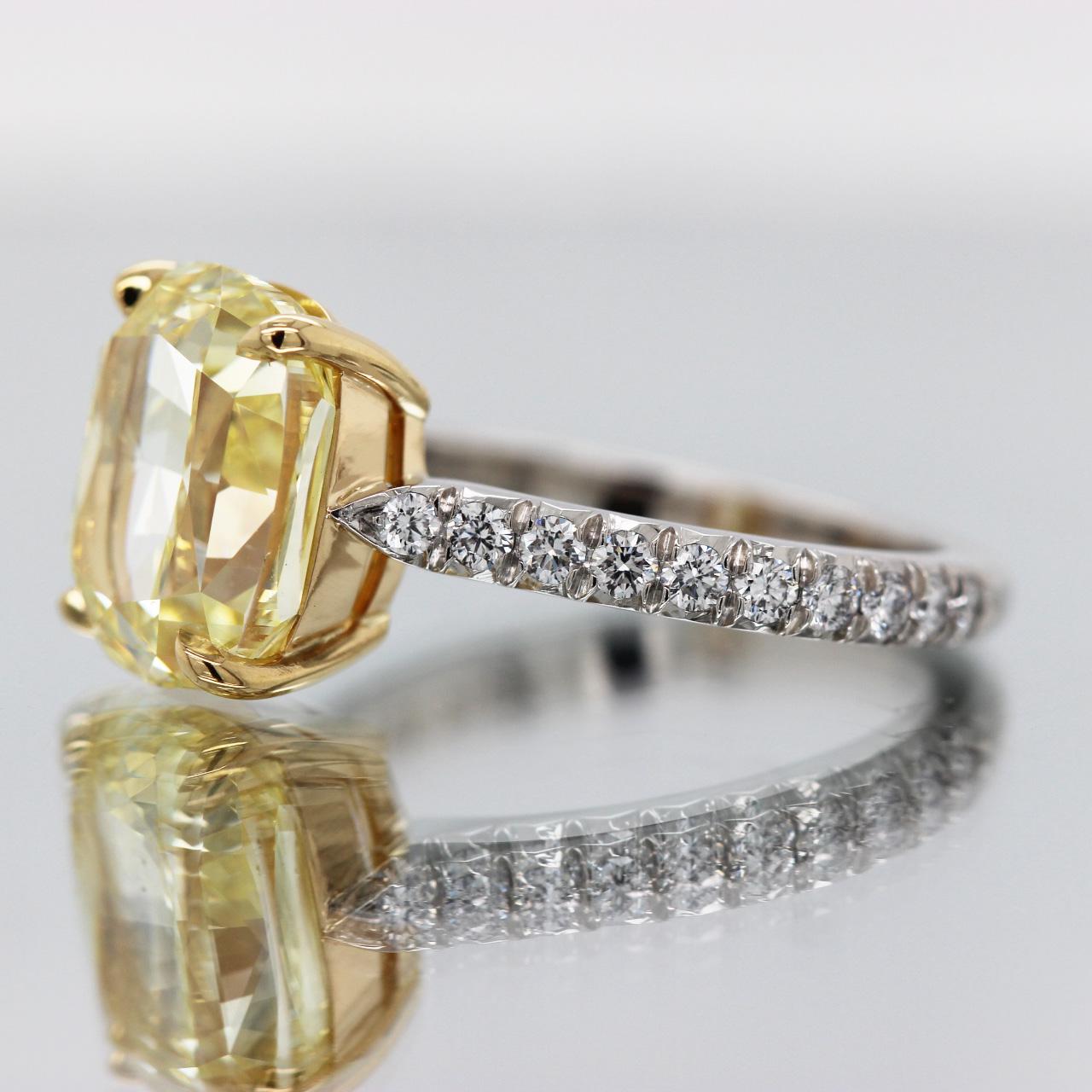 5.26 Ct Fancy Intense Yellow Cushion-Cut Diamond Solitaire Engagement Ring GIA  Unisexe en vente