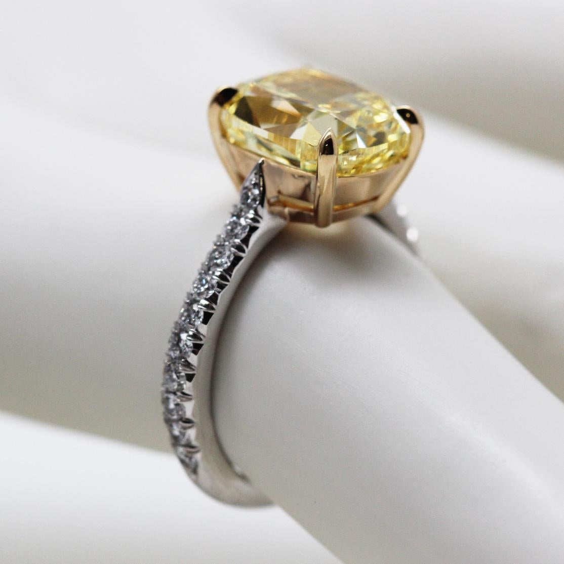 5.26 Ct Fancy Intense Yellow Cushion-Cut Diamond Solitaire Engagement Ring GIA  en vente 1