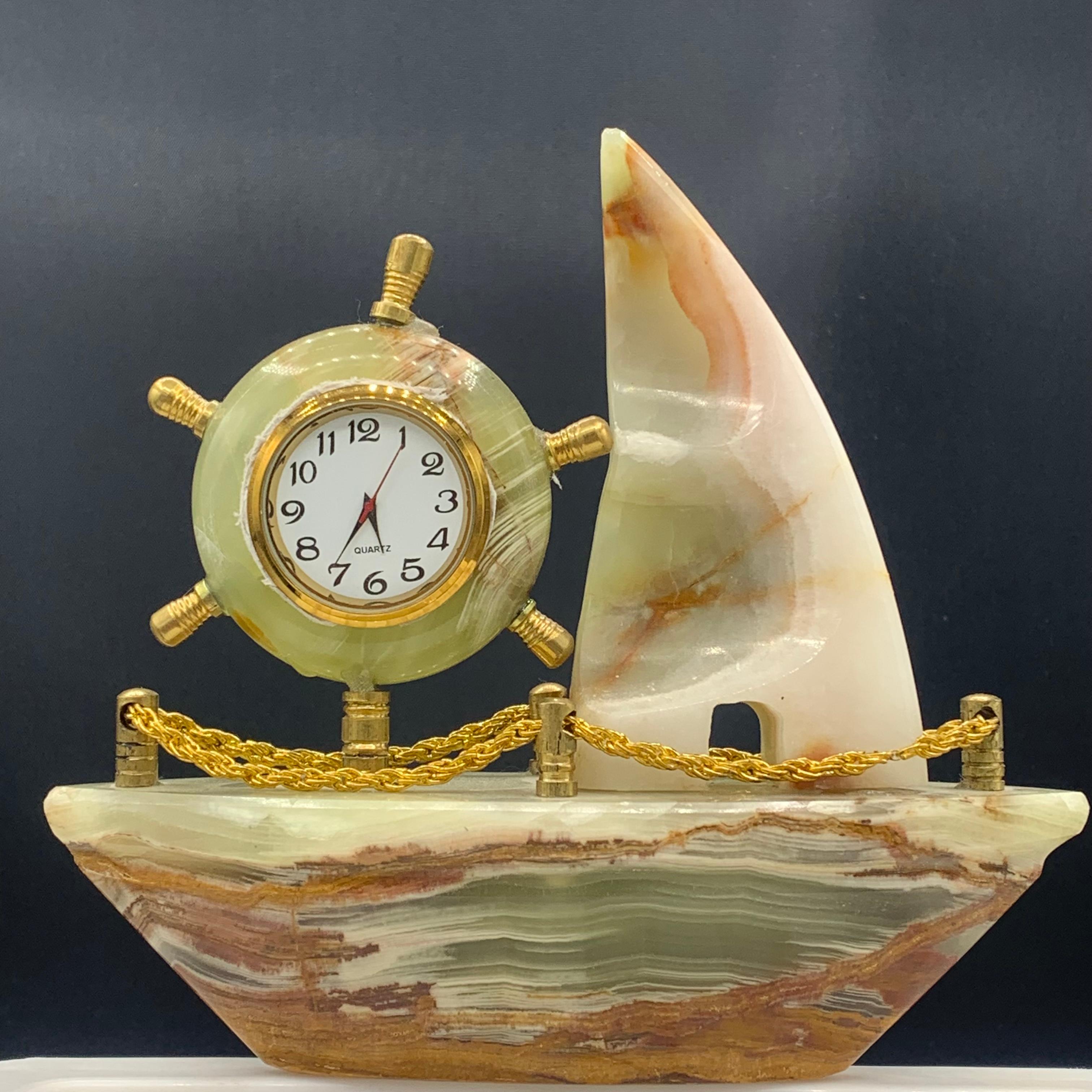 526.38 Gram Amazing Boat Shape Green Onyx with Clock from Pakistan In Good Condition For Sale In Peshawar, PK