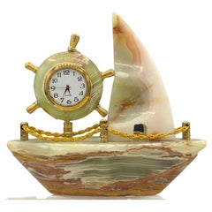 526,38 grammes d'incroyable onyx vert en forme de bateau avec horloge du Pakistan 