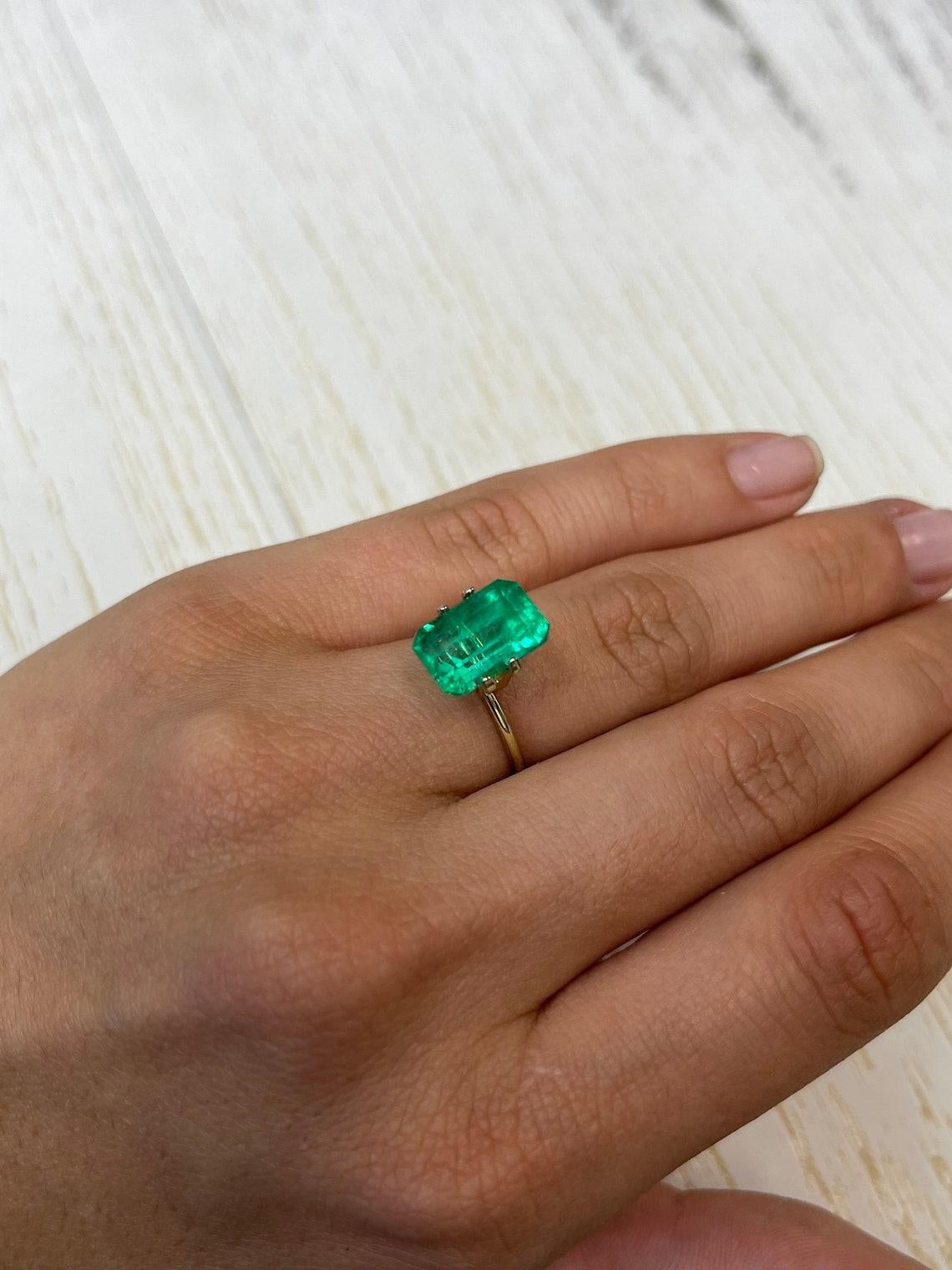 Piedra: Esmeralda
Peso: 5,26 quilates
Forma: Corte Esmeralda
Claridad: Transparente
Lustre: Muy bueno
Color: Verde amarillento vivo
Medidas: 12,55 mm x 8,23 mm x 7,36 mm
Origen geográfico: Colombia
Tratamiento: Natural, Engrasado

Observaciones: