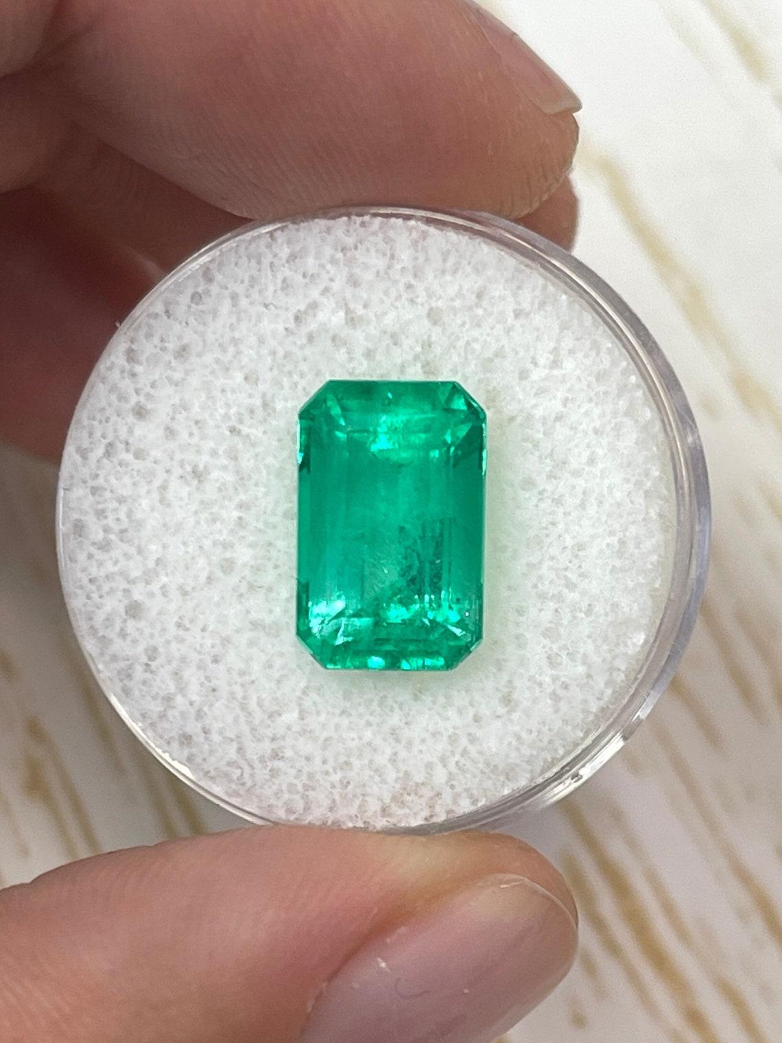 5,26ct Verde amarillento Muzo Gema colombiana talla esmeralda 12,5x8,2 Genuina Mayo Moderno en venta