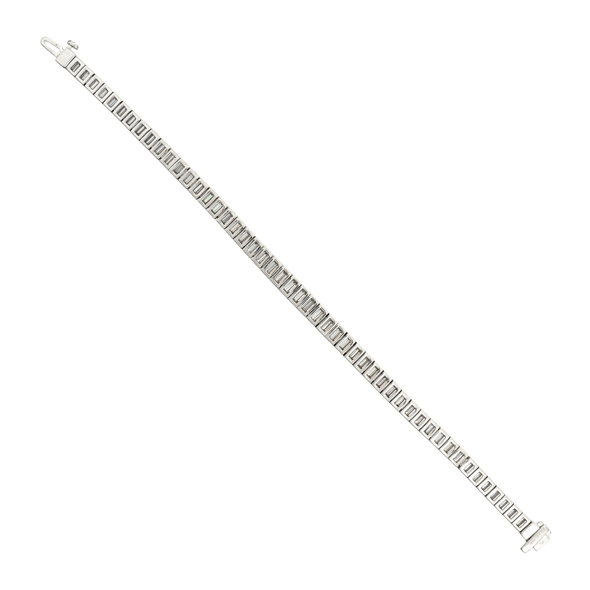 5.27 Carat Emerald Cut Diamond Platinum Link Tennis Bracelet In Excellent Condition For Sale In Stamford, CT
