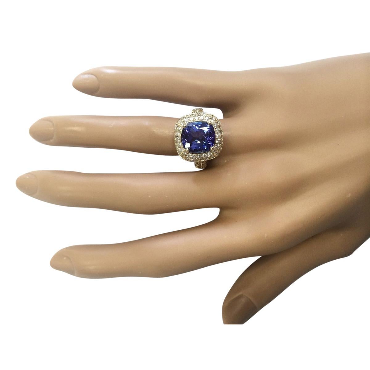 Natural Tanzanite 14 Karat Yellow Gold Diamond Ring In New Condition For Sale In Los Angeles, CA