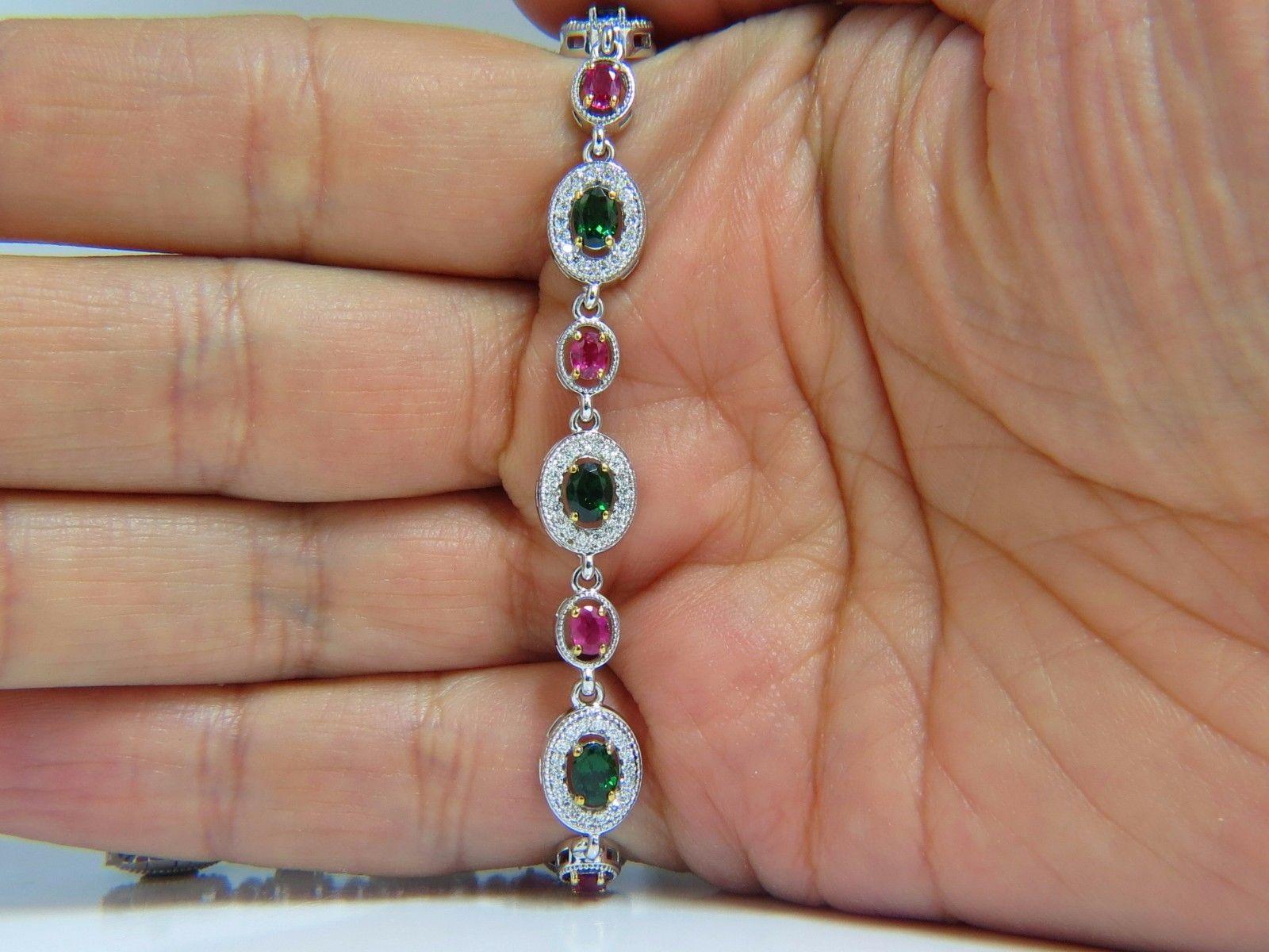 Bracelet à maillons grappes en tsavorite naturelle, rubis et diamants de 5,27 carats Neuf - En vente à New York, NY