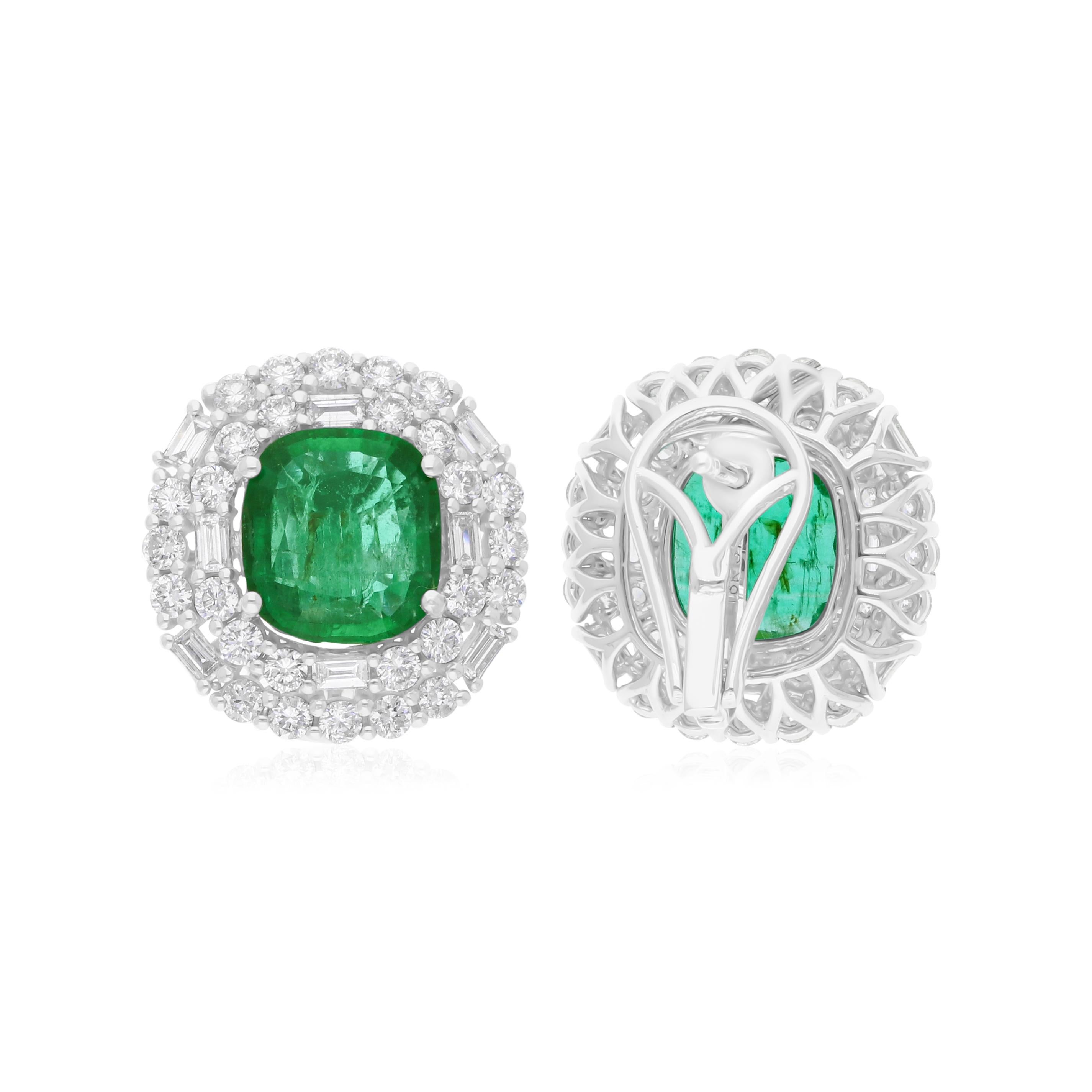 Coulées dans de l'or 14 carats, ces boucles d'oreilles exquises sont serties d'une émeraude zambienne de 5,27 carats et de diamants étincelants de 2,28 carats.

Suivez la vitrine de Spectrum Jewels pour découvrir la dernière collection et les pièces