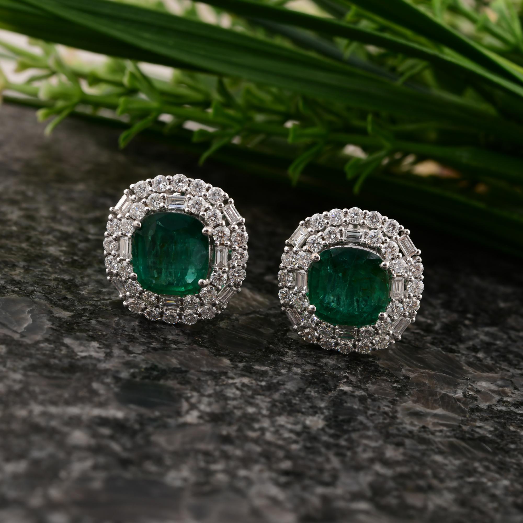Boucles d'oreilles en or blanc 18 carats avec émeraude de Zambie de 5,27 carats et diamants de 2,28 carats SI/H Neuf - En vente à Diera, Dubai