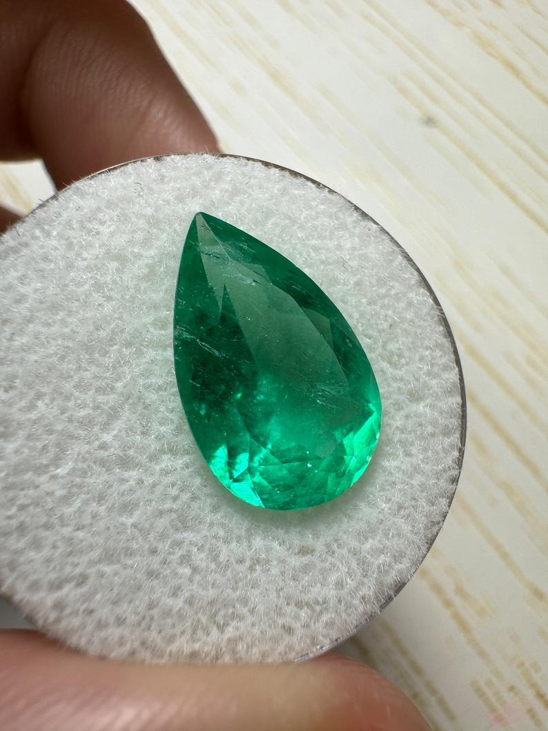 Stein: Smaragd
Gewicht: 5,27 Karat
Form: Birnenschliff
Klarheit: Transparent
Lüster: Sehr gut
Farbe: Mittel-gelblich grün
Abmessungen: 16,27 mm x 10,15 mm x 6,27 mm
Geografische Herkunft: Kolumbien
Behandlung: Natürlich, Ölen

Bemerkungen: Aufgrund