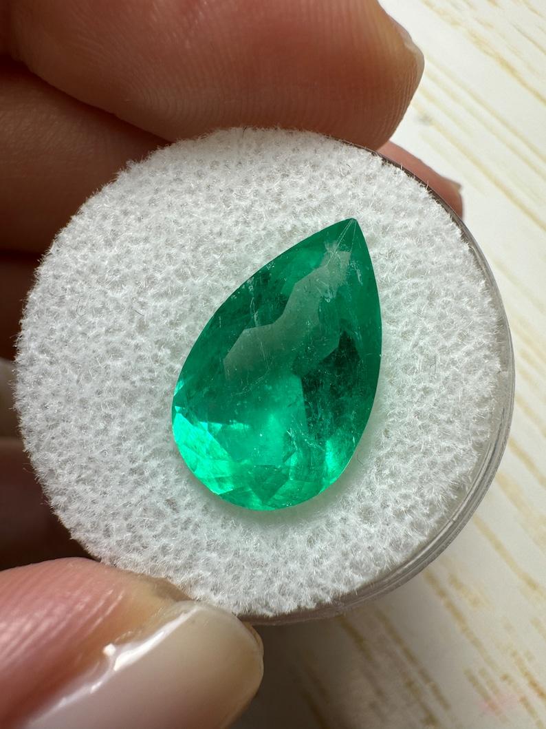 5,27 Karat 16x10 Birnenschliff mittelgroßer grüner kolumbianischer Smaragd in Birnenschliff - Echter Mai Geburtsstein (Moderne) im Angebot