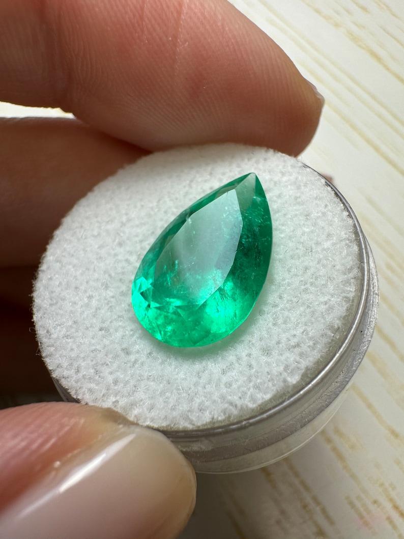 5,27 Karat 16x10 Birnenschliff mittelgroßer grüner kolumbianischer Smaragd in Birnenschliff - Echter Mai Geburtsstein (Tropfenschliff) im Angebot