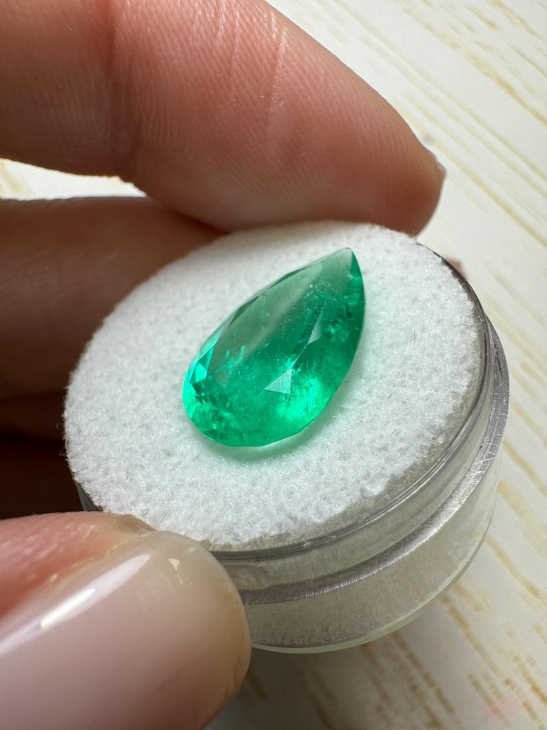 5,27 Karat 16x10 Birnenschliff mittelgroßer grüner kolumbianischer Smaragd in Birnenschliff - Echter Mai Geburtsstein im Zustand „Neu“ im Angebot in Jupiter, FL