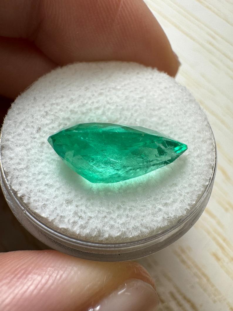 5,27 Karat 16x10 Birnenschliff mittelgroßer grüner kolumbianischer Smaragd in Birnenschliff - Echter Mai Geburtsstein Damen im Angebot