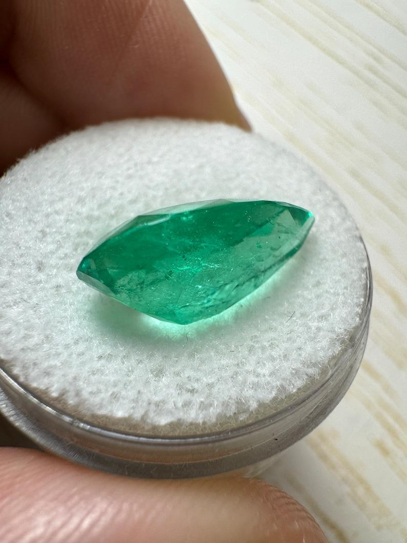 5,27 Karat 16x10 Birnenschliff mittelgroßer grüner kolumbianischer Smaragd in Birnenschliff - Echter Mai Geburtsstein im Angebot 1