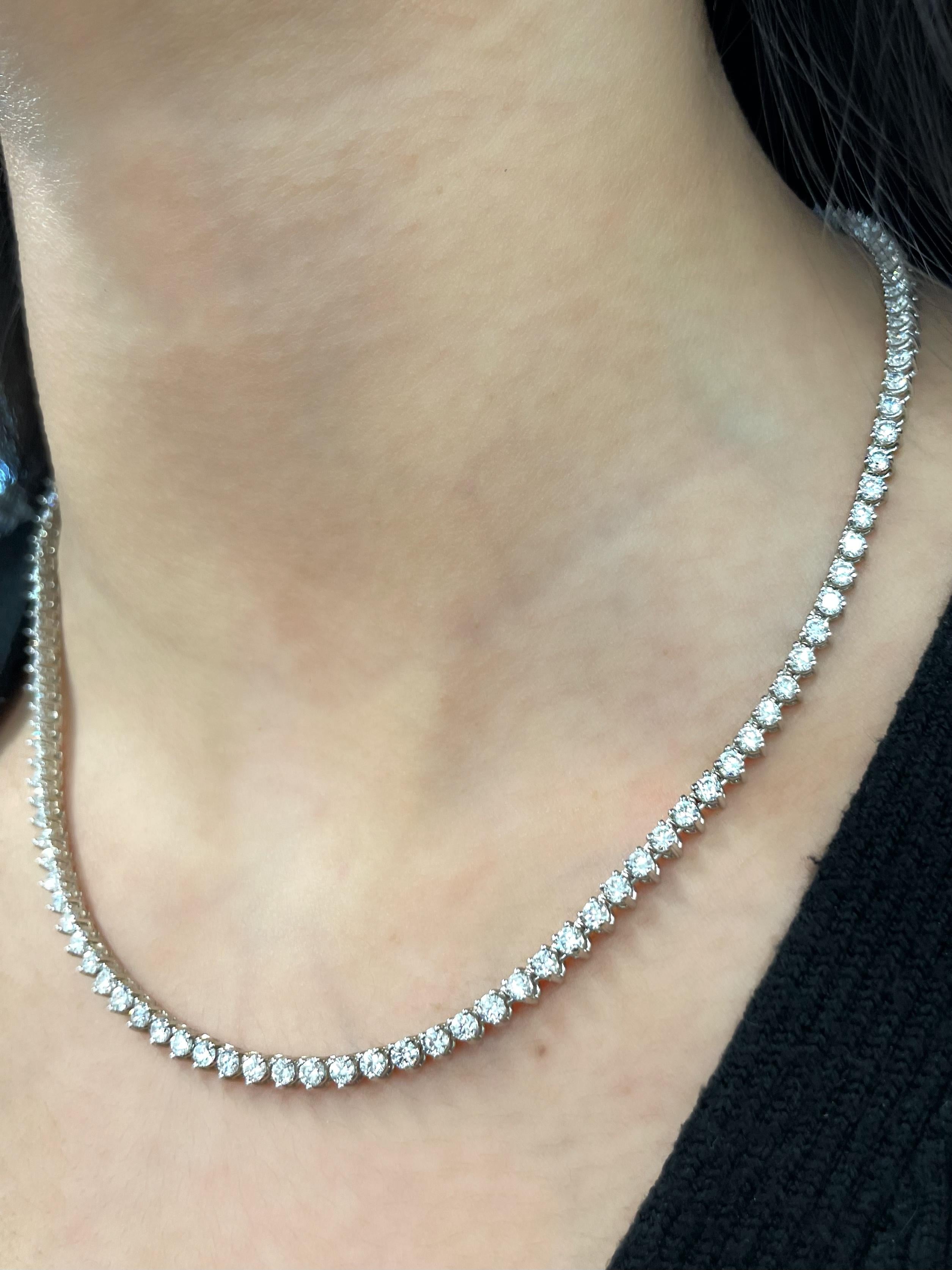 5.27 Carat Round Diamond Tennis Necklace In New Condition For Sale In Chicago, IL