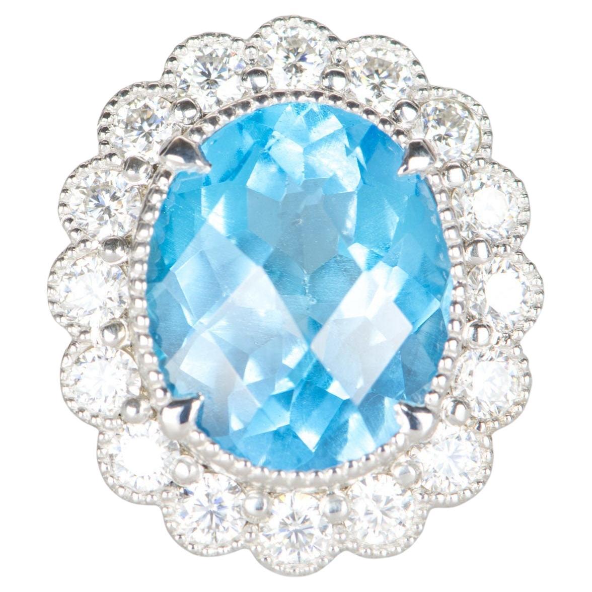 Bague fantaisie R6305 en or blanc 9 carats, topaze bleue suisse de 5,27 carats avec halo de moissanite en vente