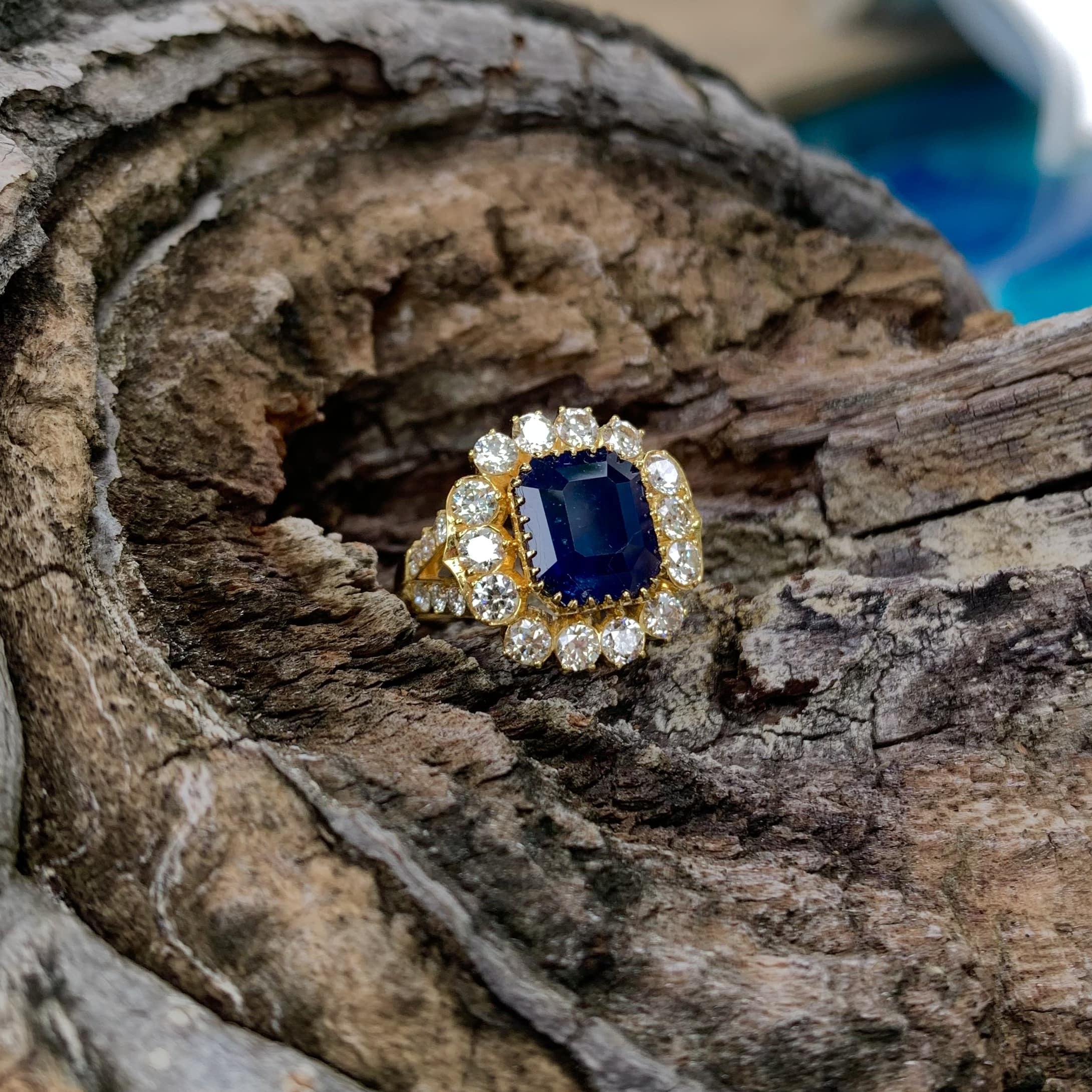 Women's 5.28 Carat Art Deco Sapphire Ring with Old Cut Diamonds in 18K Gold For Sale 2