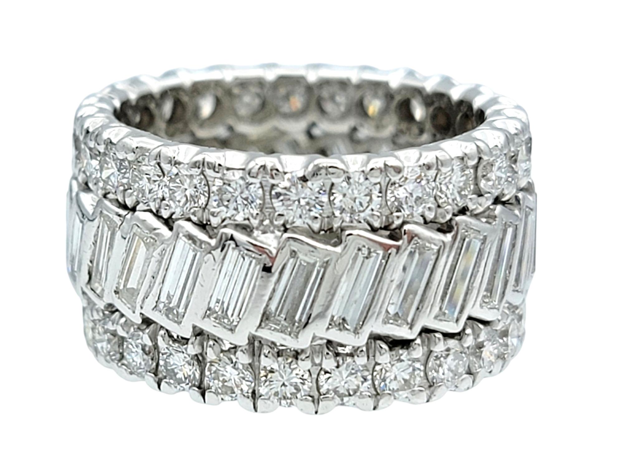 Contemporaneo Anello a fascia in platino a tre file di diamanti rotondi e a baguette da 5,28 carati F-G / VS in vendita