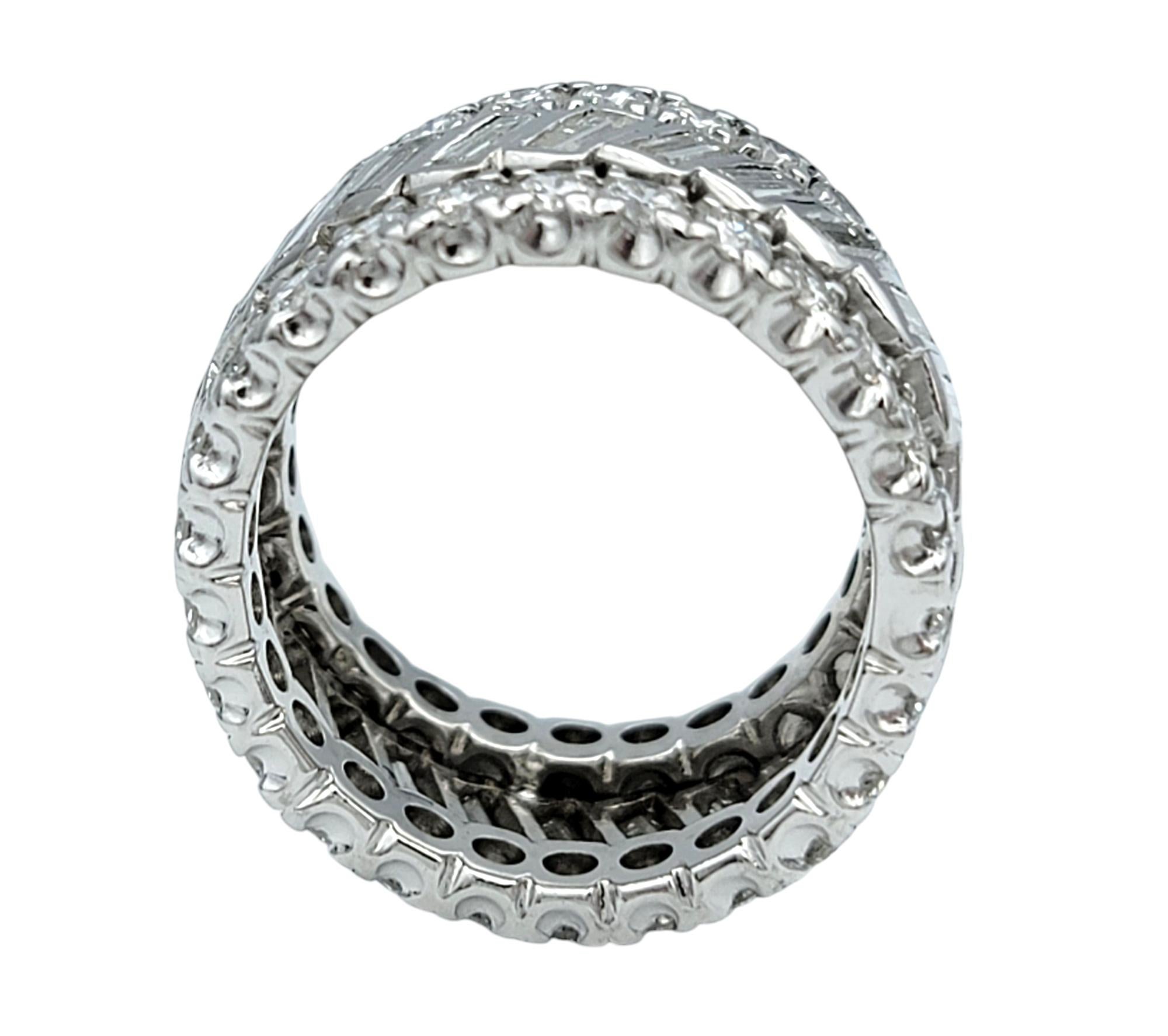 Anello a fascia in platino a tre file di diamanti rotondi e a baguette da 5,28 carati F-G / VS In condizioni buone in vendita a Scottsdale, AZ