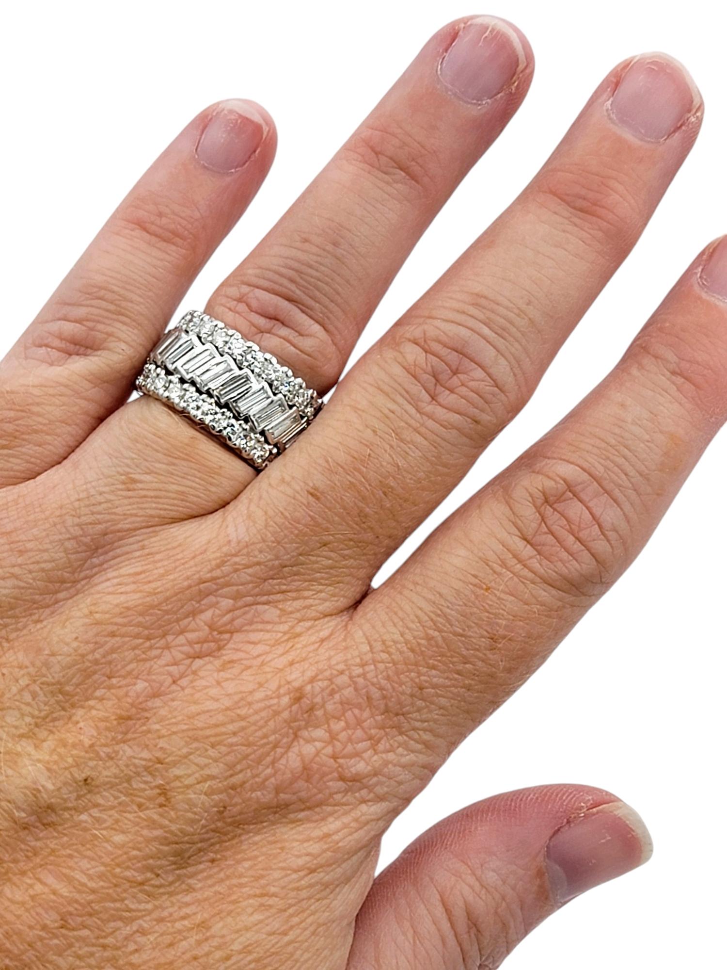 Donna Anello a fascia in platino a tre file di diamanti rotondi e a baguette da 5,28 carati F-G / VS in vendita