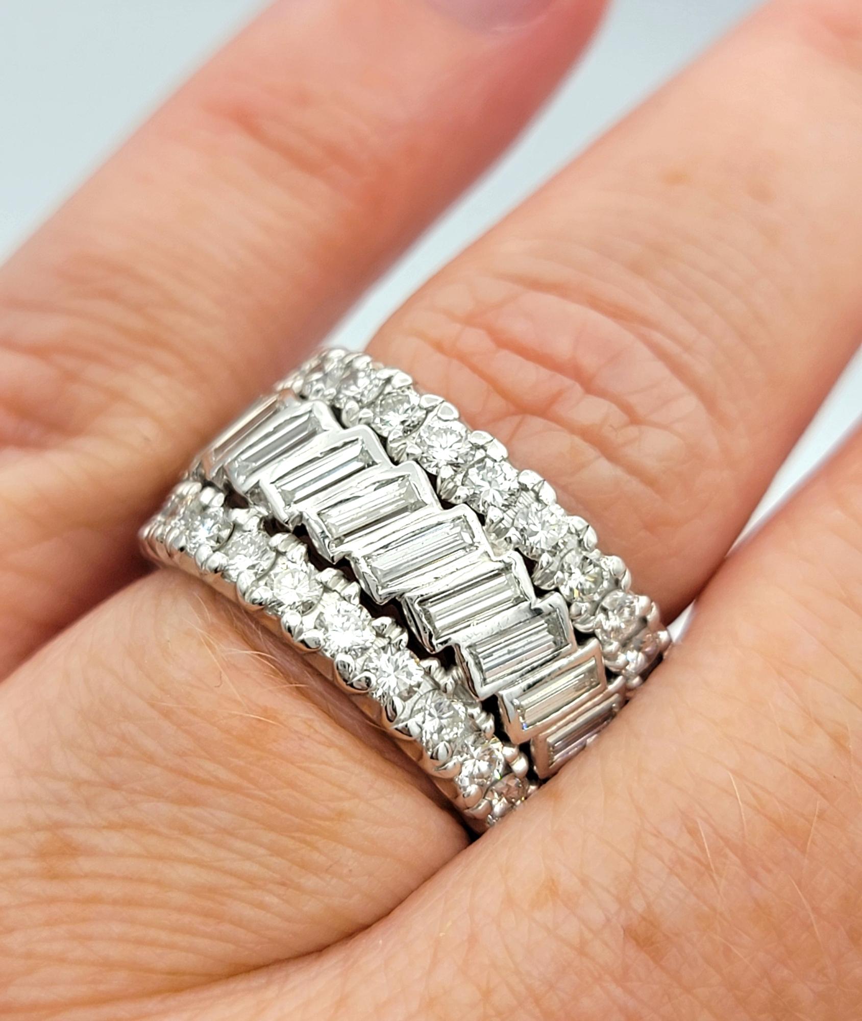 Anello a fascia in platino a tre file di diamanti rotondi e a baguette da 5,28 carati F-G / VS in vendita 1