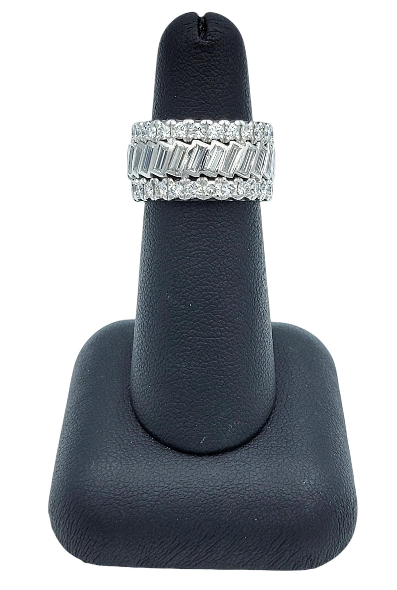 Anello a fascia in platino a tre file di diamanti rotondi e a baguette da 5,28 carati F-G / VS in vendita 2