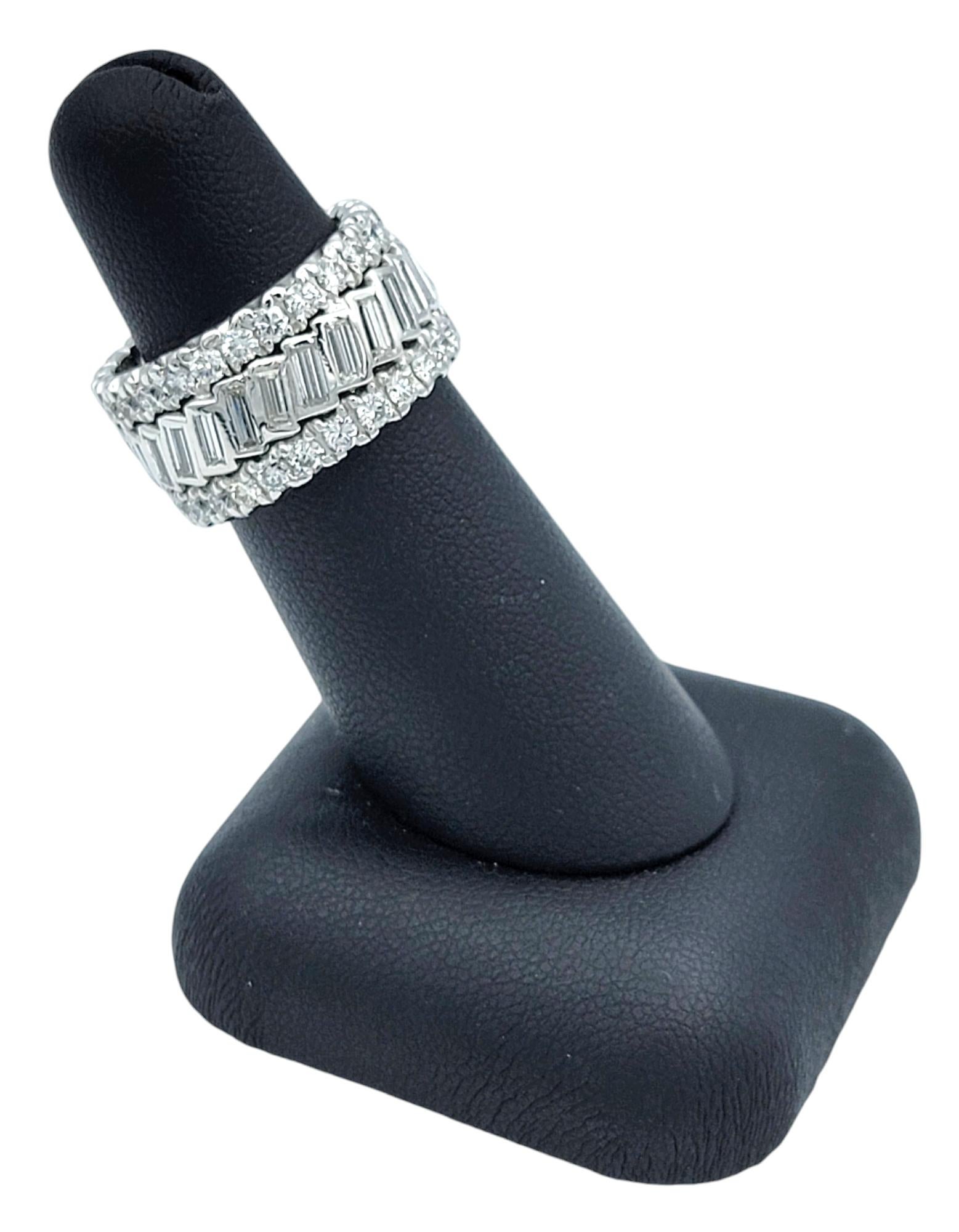 Anello a fascia in platino a tre file di diamanti rotondi e a baguette da 5,28 carati F-G / VS in vendita 3