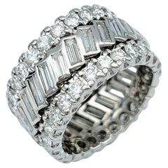 Anello a fascia in platino a tre file di diamanti rotondi e a baguette da 5,28 carati F-G / VS