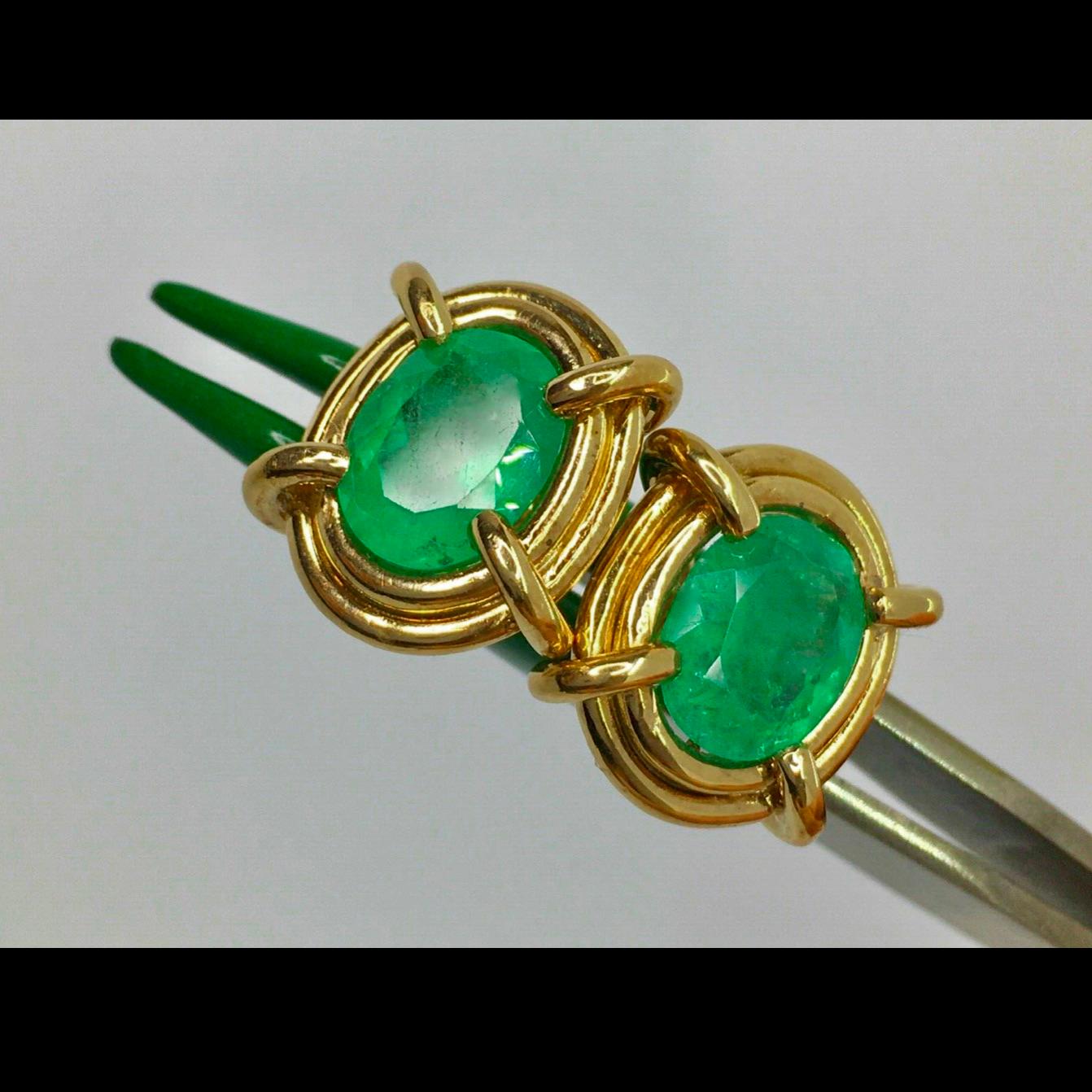 Oval Cut 5.28 Carat Colombian Emerald Elegant Earrings Oval 18 Karat