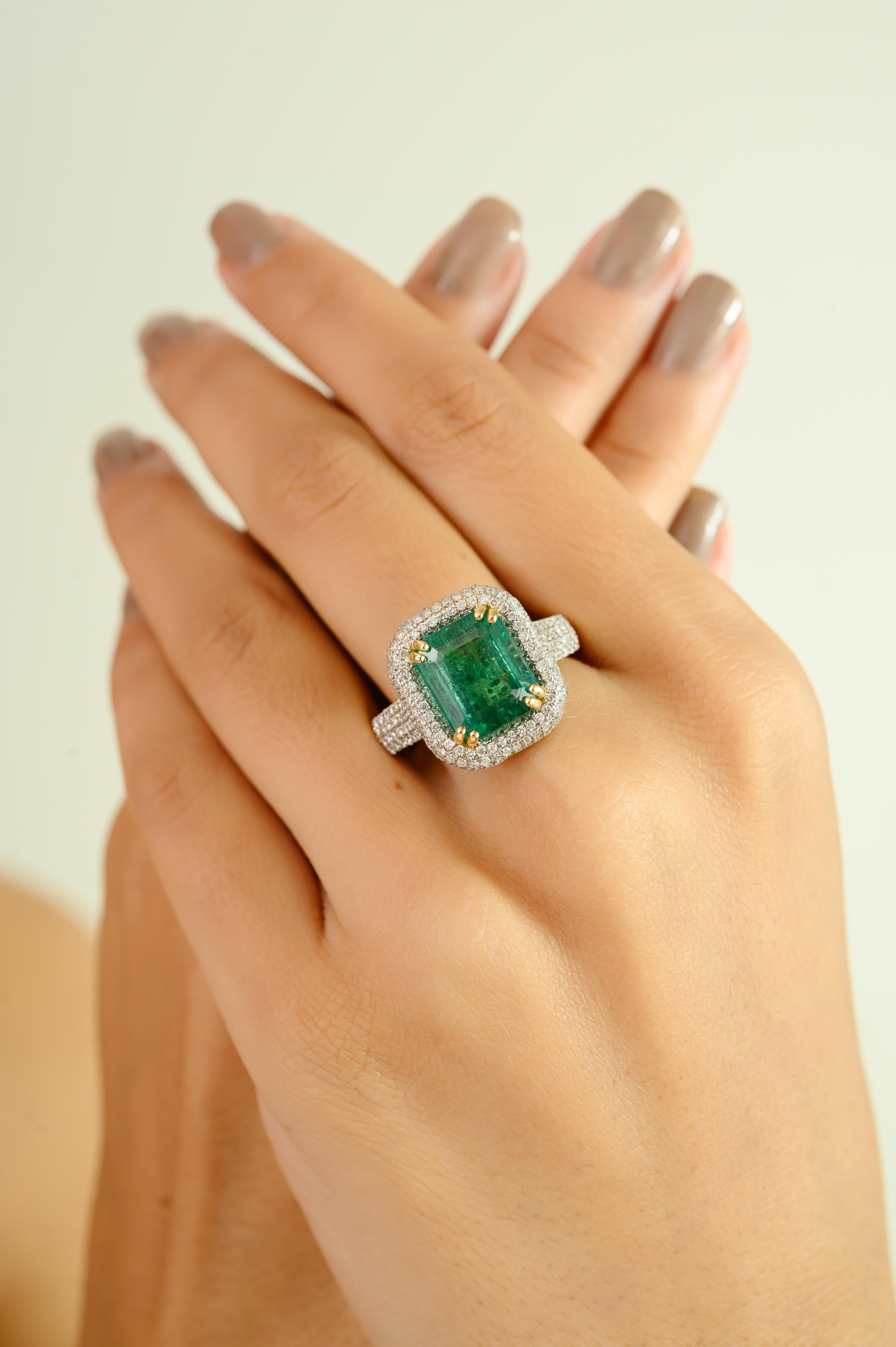 En vente :  Bague cocktail émeraude et diamant de 5,28 carats en or jaune 18k, doublement sertie 10