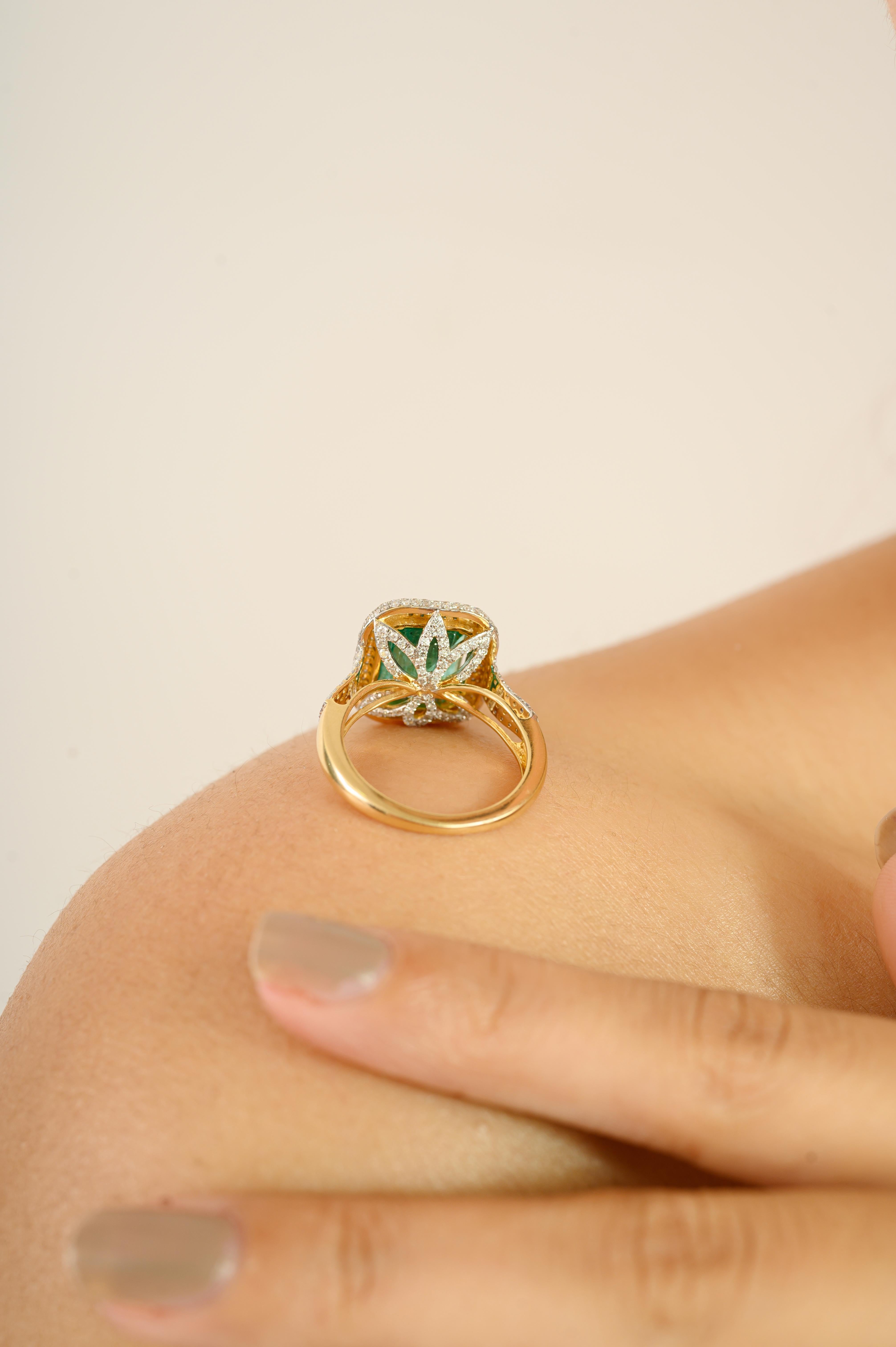 En vente :  Bague cocktail émeraude et diamant de 5,28 carats en or jaune 18k, doublement sertie 12