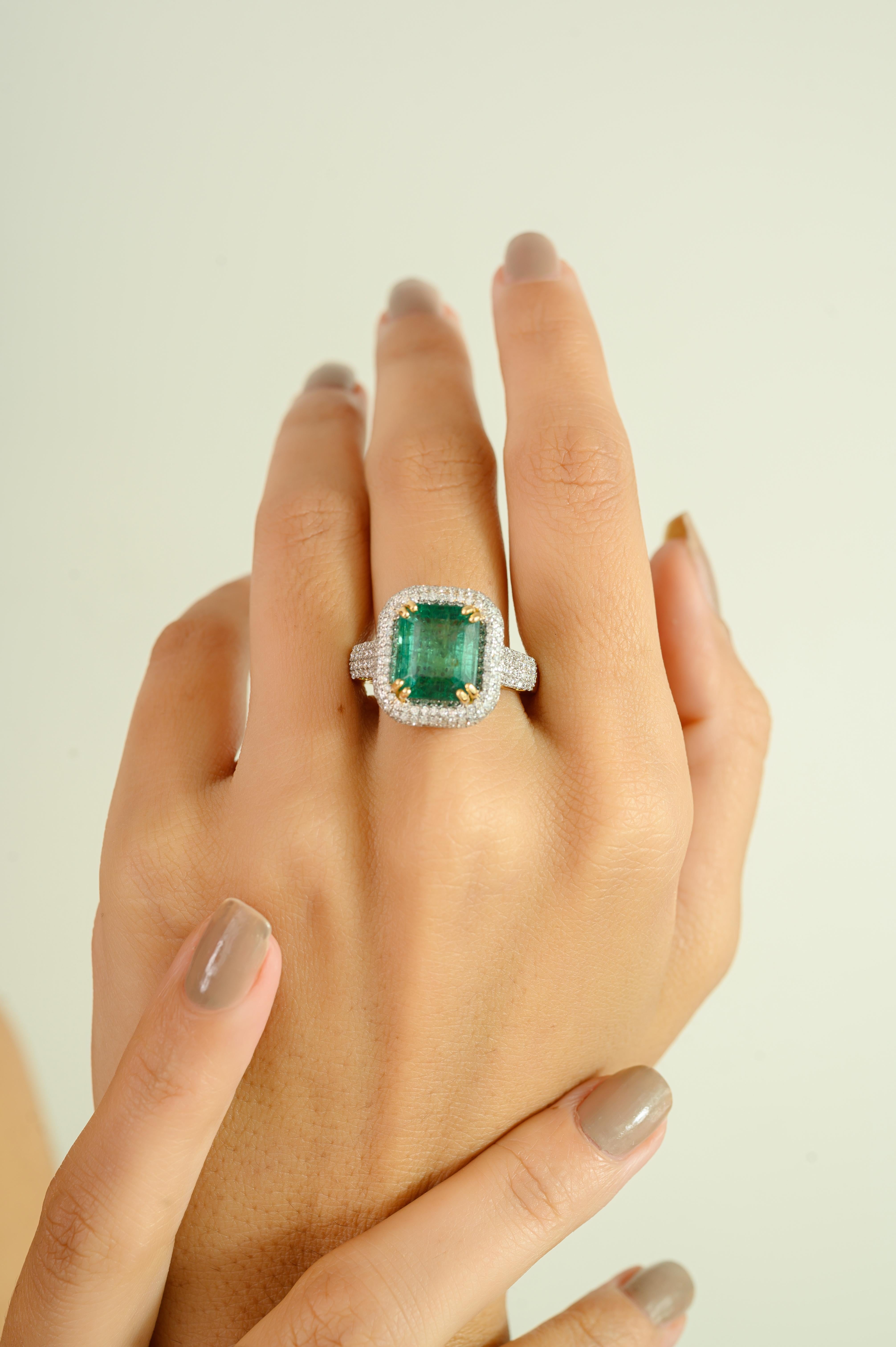 En vente :  Bague cocktail émeraude et diamant de 5,28 carats en or jaune 18k, doublement sertie 4
