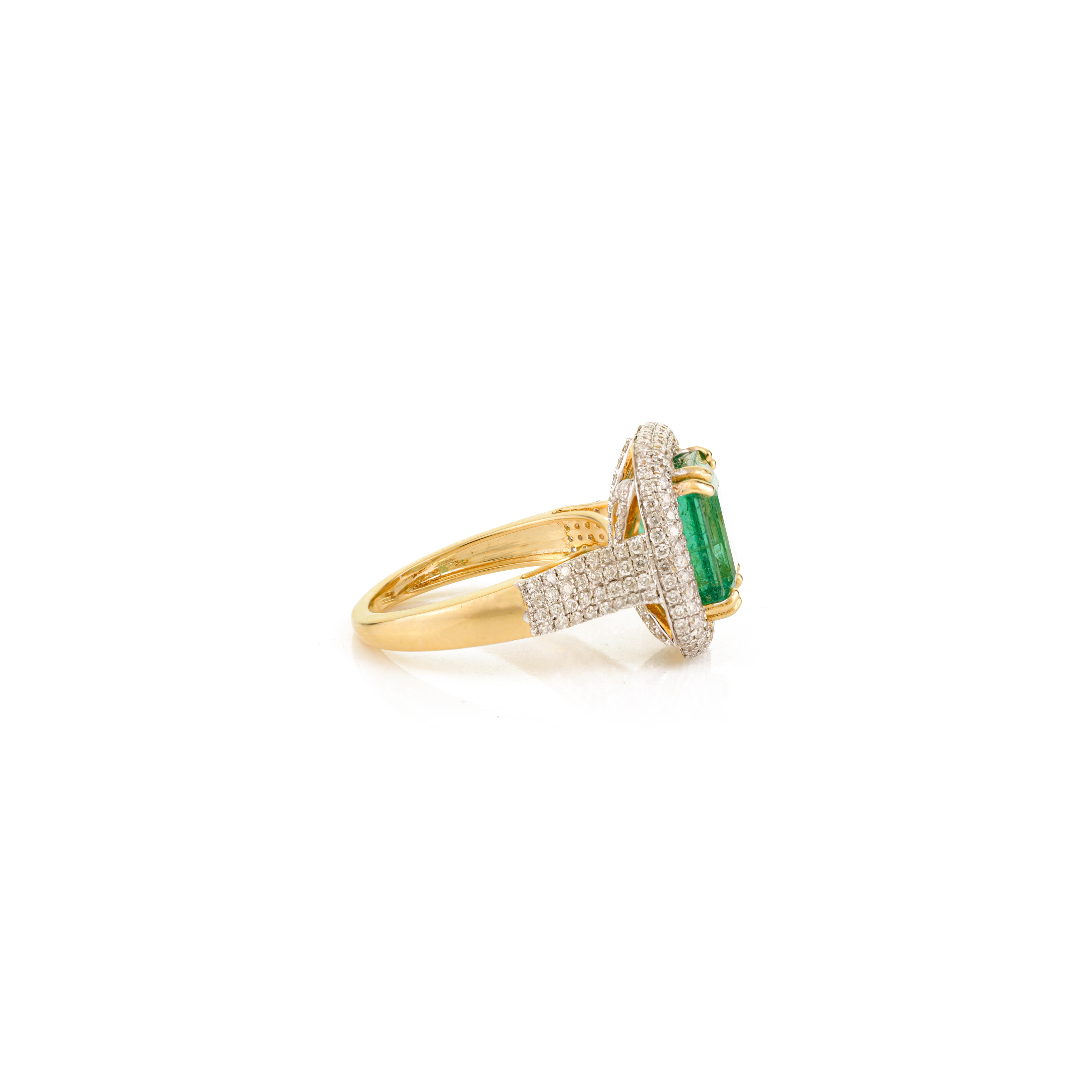En vente :  Bague cocktail émeraude et diamant de 5,28 carats en or jaune 18k, doublement sertie 5