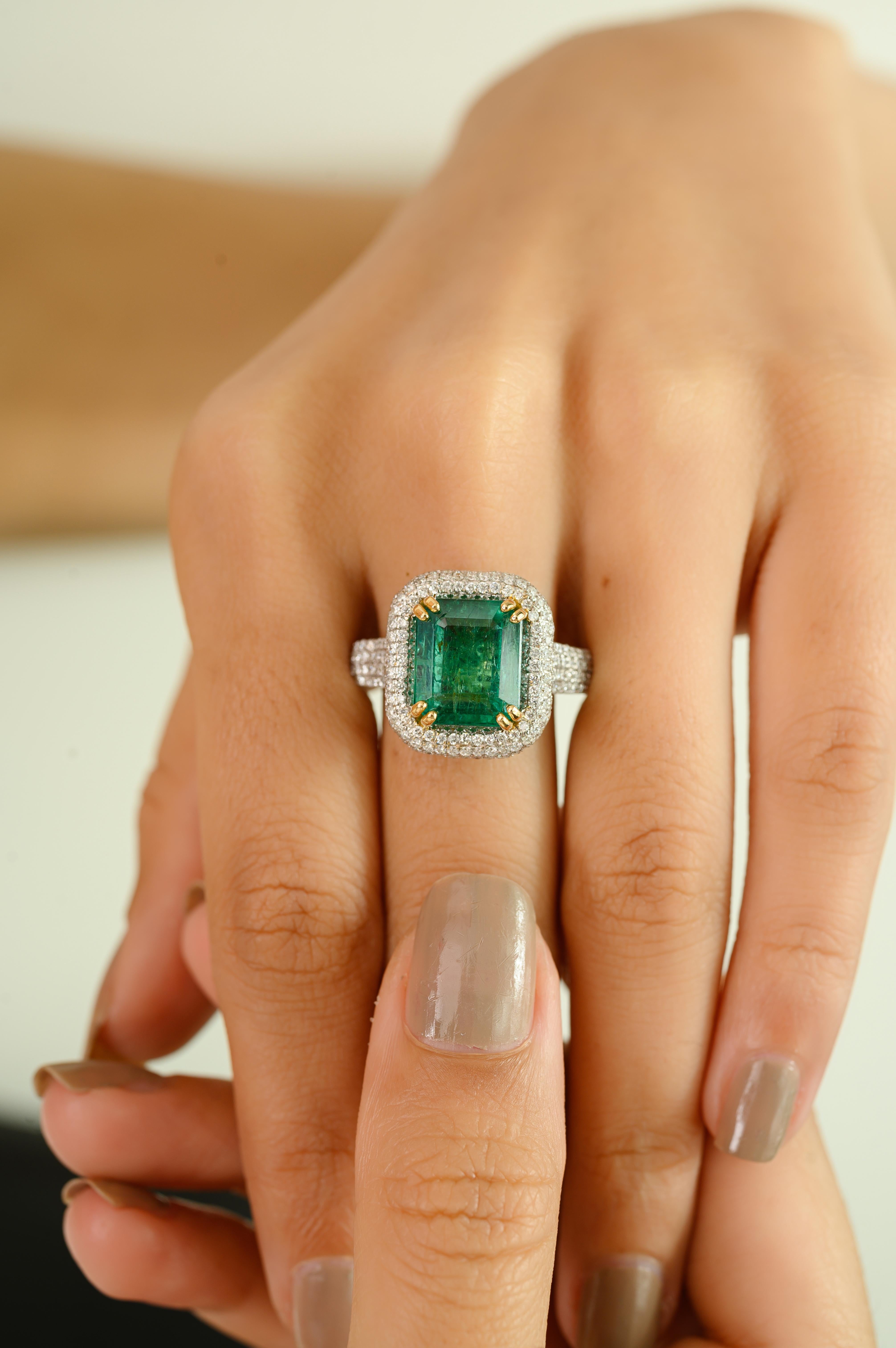 En vente :  Bague cocktail émeraude et diamant de 5,28 carats en or jaune 18k, doublement sertie 6