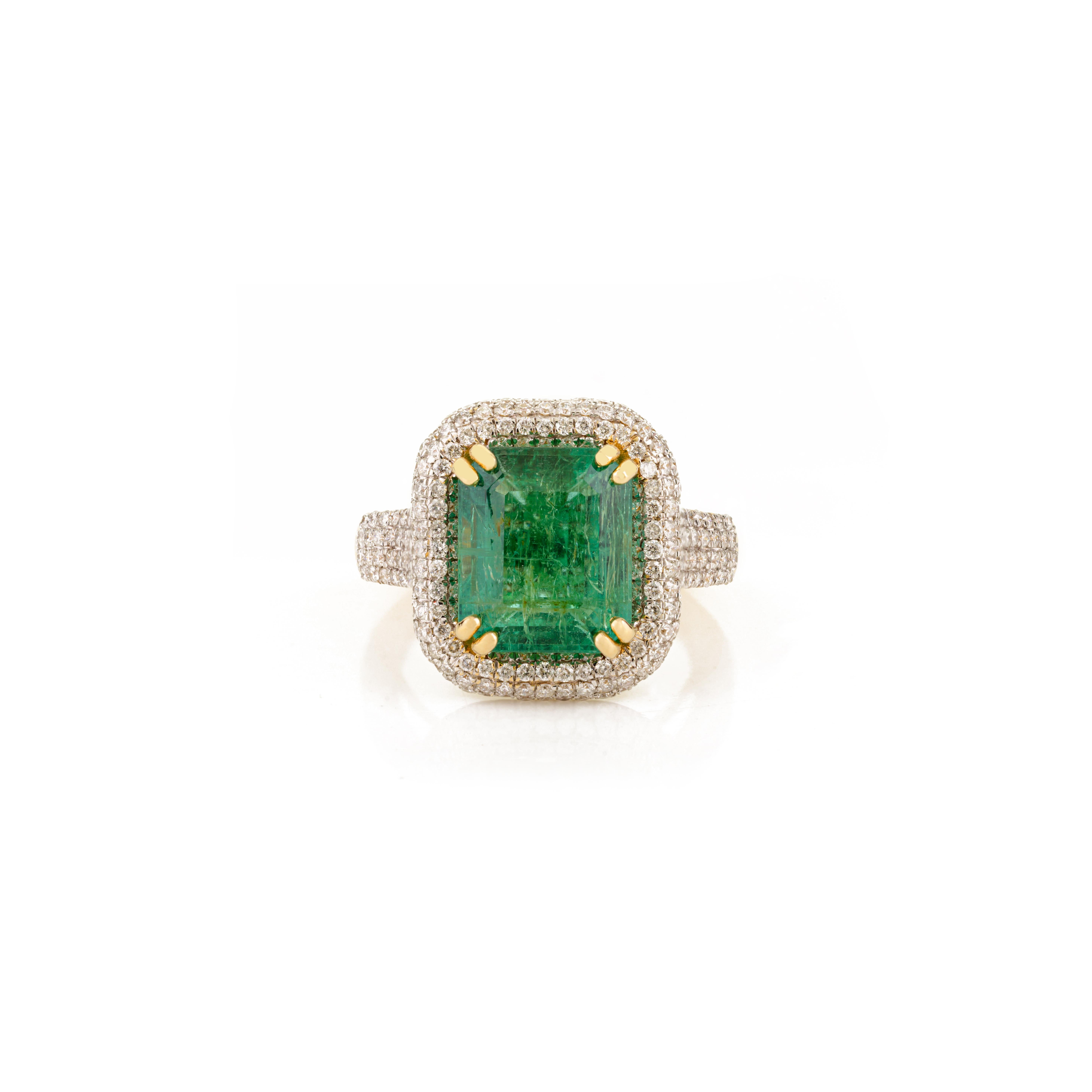 En vente :  Bague cocktail émeraude et diamant de 5,28 carats en or jaune 18k, doublement sertie 7