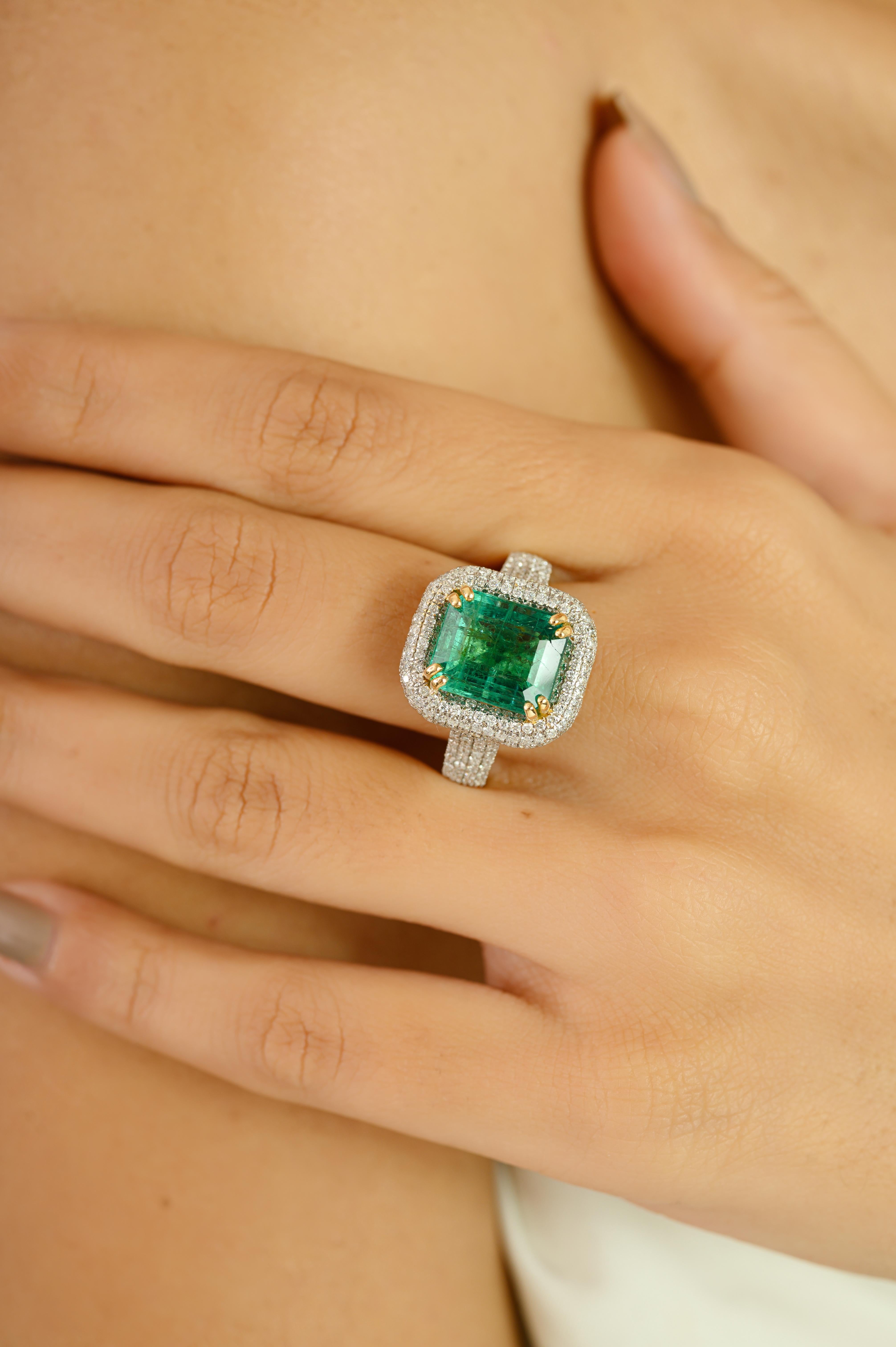 En vente :  Bague cocktail émeraude et diamant de 5,28 carats en or jaune 18k, doublement sertie 8
