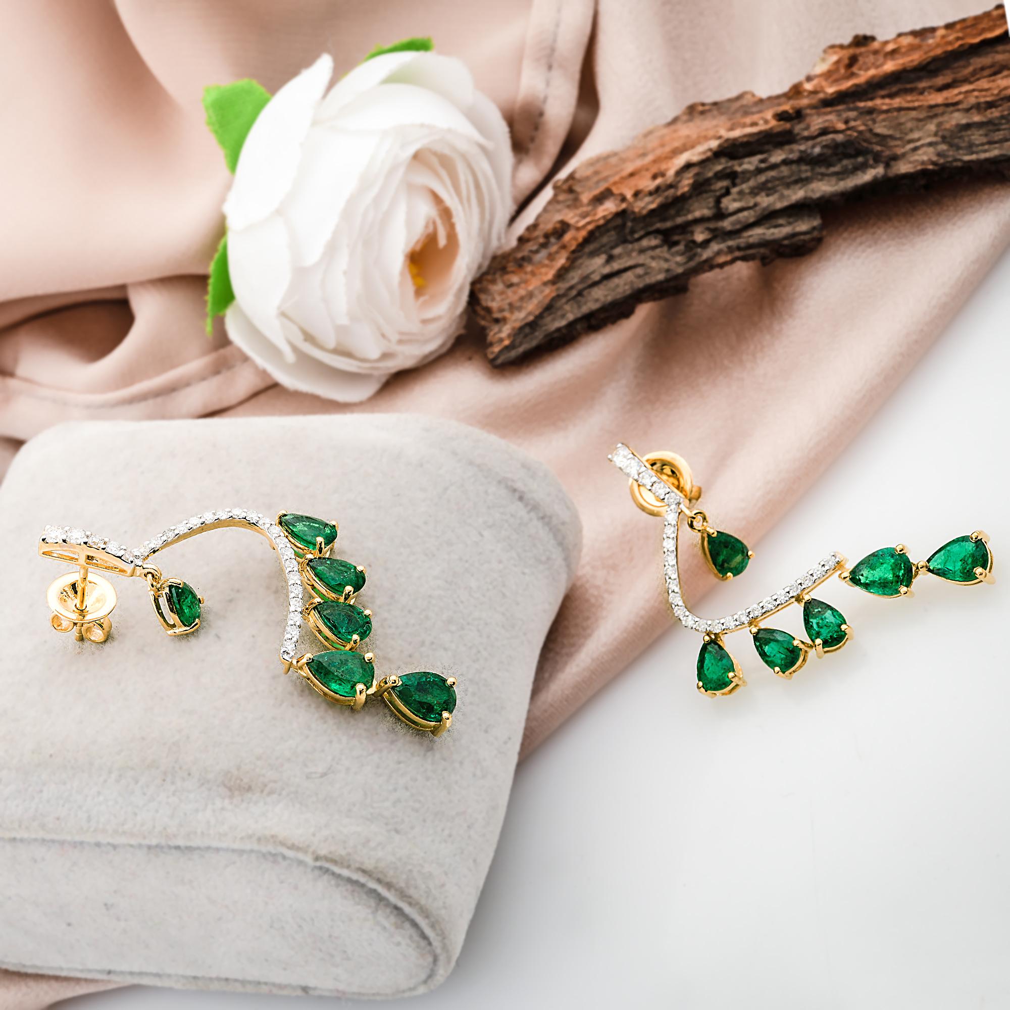 Moderno Orecchini pendenti in oro giallo 14k con smeraldo a pera da 5,28 carati e diamanti a pavé da 0,71 carati in vendita