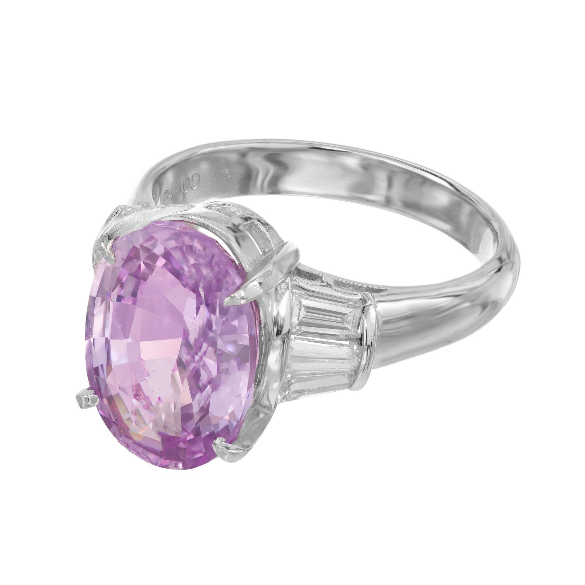 Impresionante anillo de compromiso de zafiro y diamante. En el centro de esta obra maestra de los años 50 hay un espectacular zafiro ovalado rosa violáceo de 5,28 qt, acentuado por tres diamantes baguette cónicos a cada lado de la gema, certificada