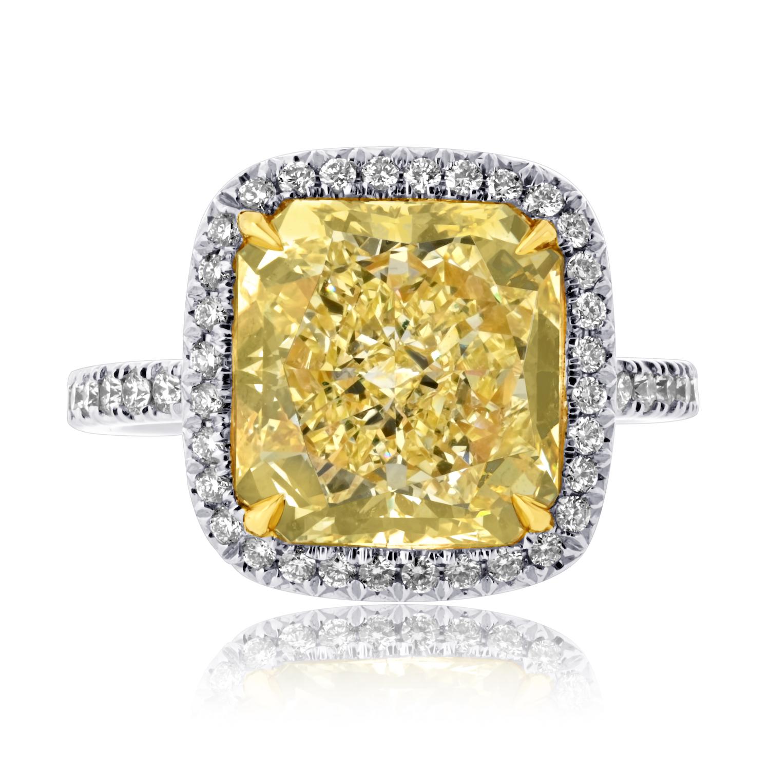 Questo magnifico anello aureolato con diamante giallo fantasia da 5 carati è un'accattivante espressione di lusso e brillantezza. Al centro si trova un diamante Fancy Intense Yellow da 5,28 carati con taglio radiante, certificato GIA e classificato