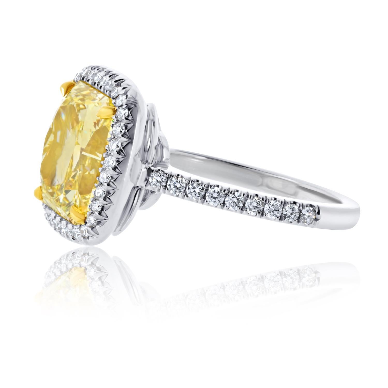 Moderno Anello di fidanzamento aureolato giallo intenso con diamante a taglio radiante da 5,28 carati in vendita