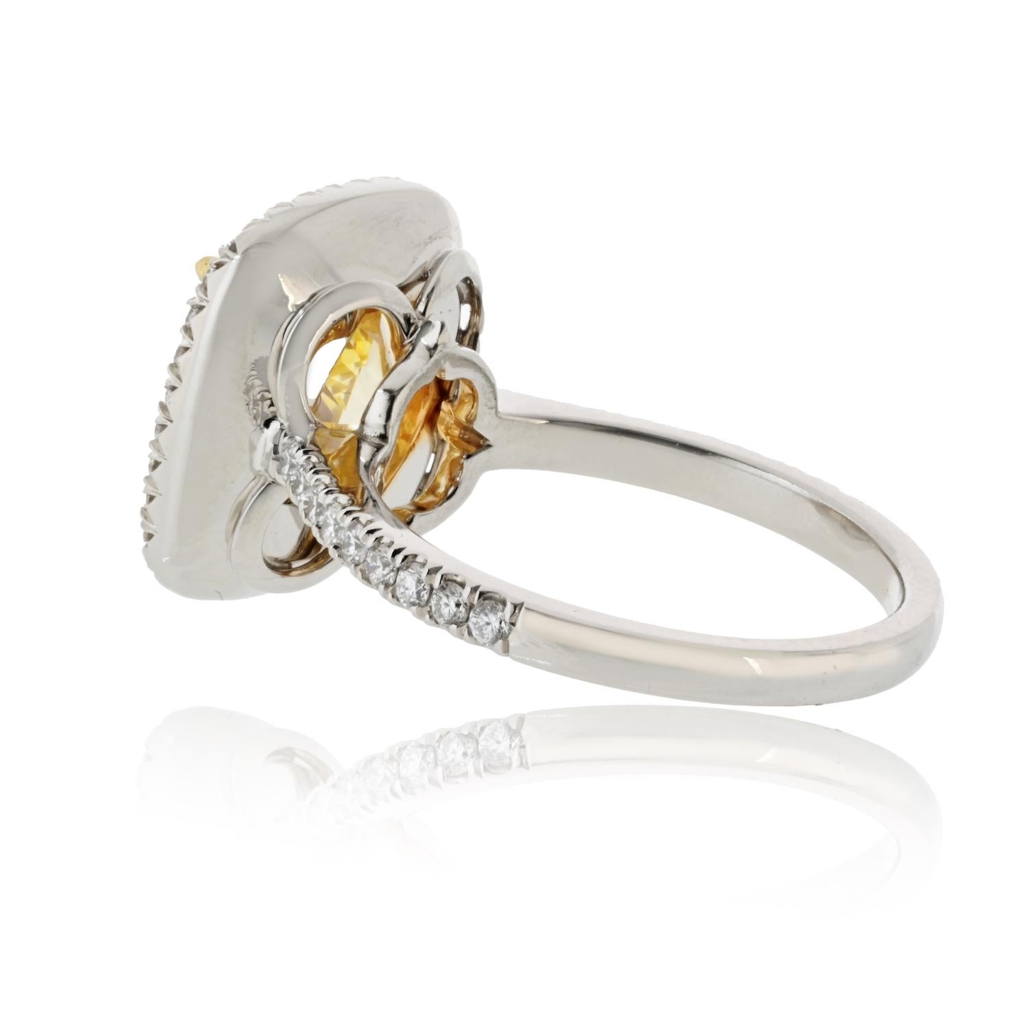 Taglio radiant Anello di fidanzamento aureolato giallo intenso con diamante a taglio radiante da 5,28 carati in vendita