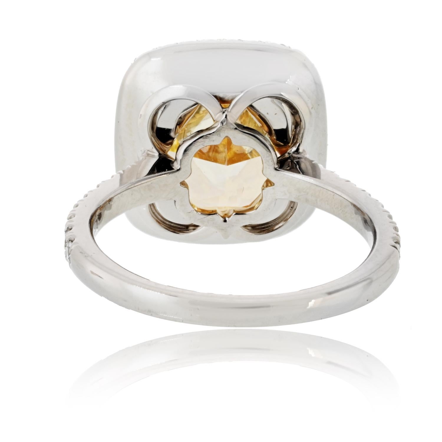 Anello di fidanzamento aureolato giallo intenso con diamante a taglio radiante da 5,28 carati In condizioni ottime in vendita a New York, NY