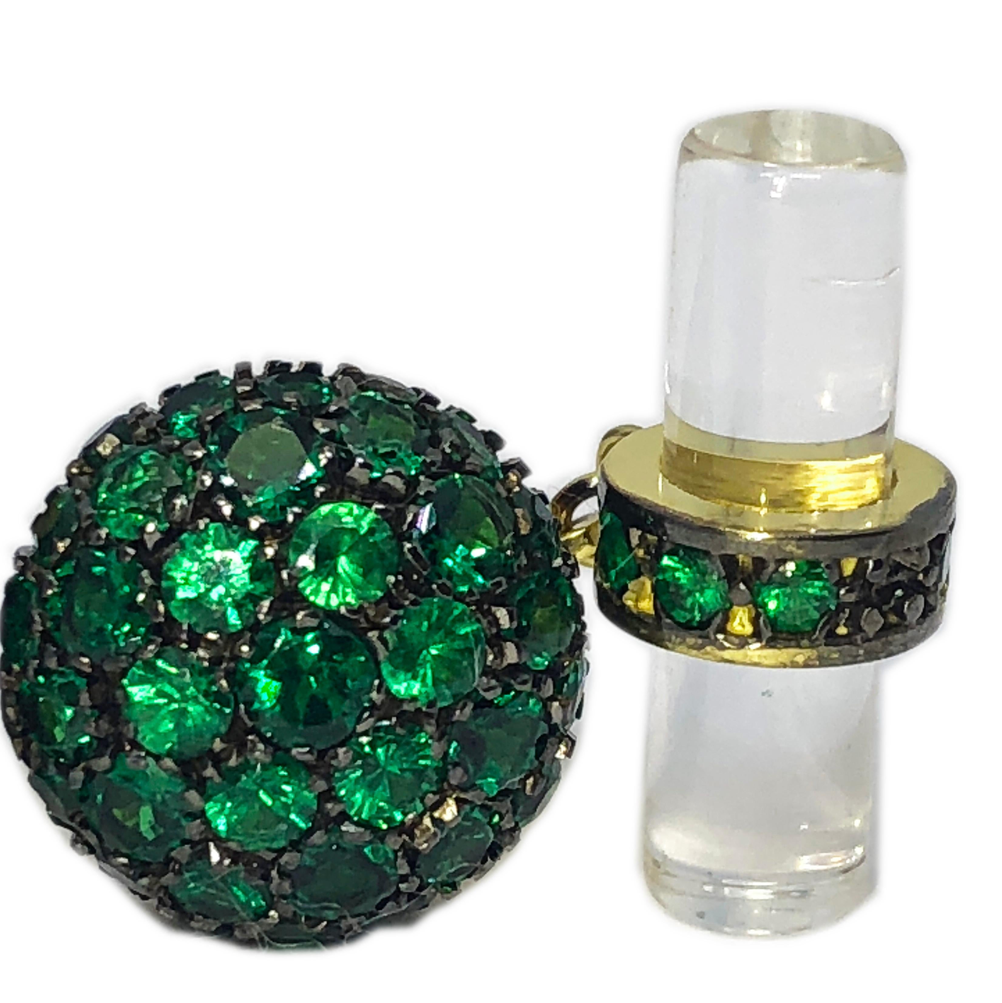 Contemporary 5.28 Carat Tsavorite 18Kt Black Yellow Gold Rock Crystal Baton Back Cufflinks