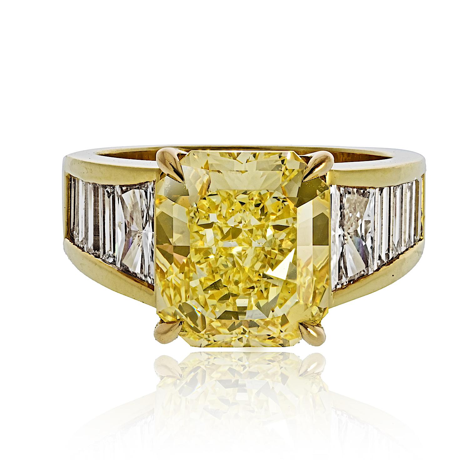 Questo squisito anello di fidanzamento con diamante giallo fantasia è una dichiarazione audace e radiosa di eleganza senza tempo. 

Al centro si trova un diamante Fancy Intense Yellow da 5,28 carati dal taglio radiante leggermente allungato,