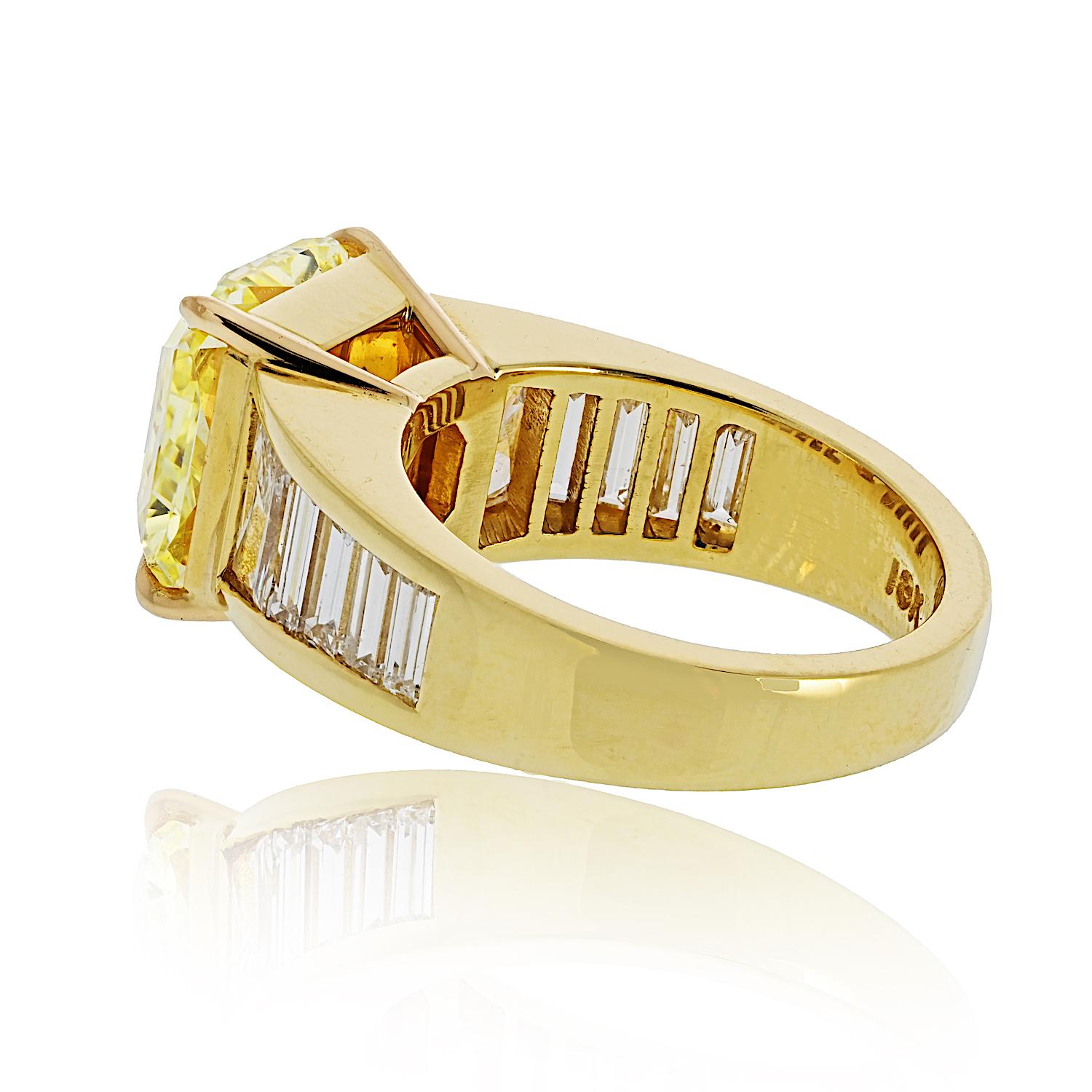 Moderno Anello con diamante taglio radiante giallo intenso 5,28 carati in vendita