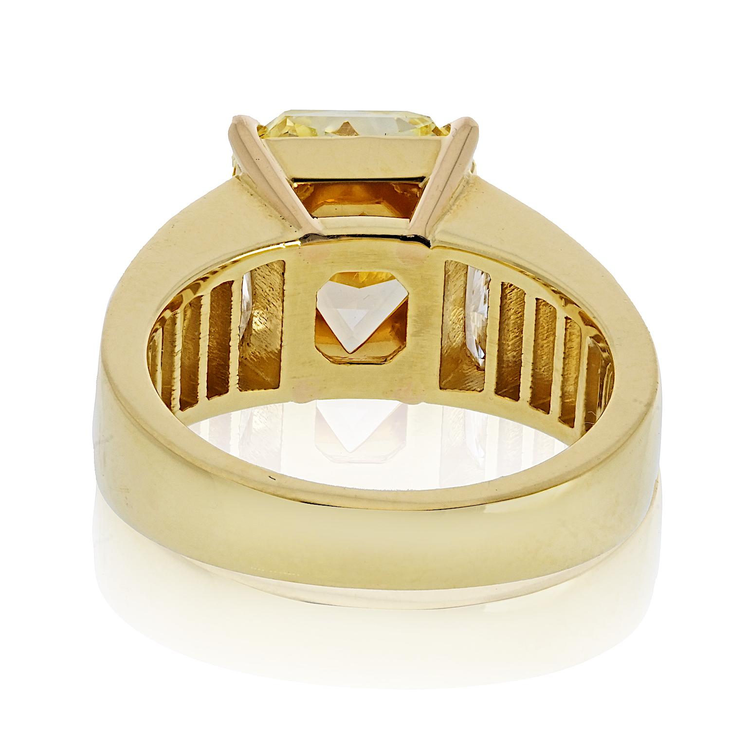 Taglio radiant Anello con diamante taglio radiante giallo intenso 5,28 carati in vendita