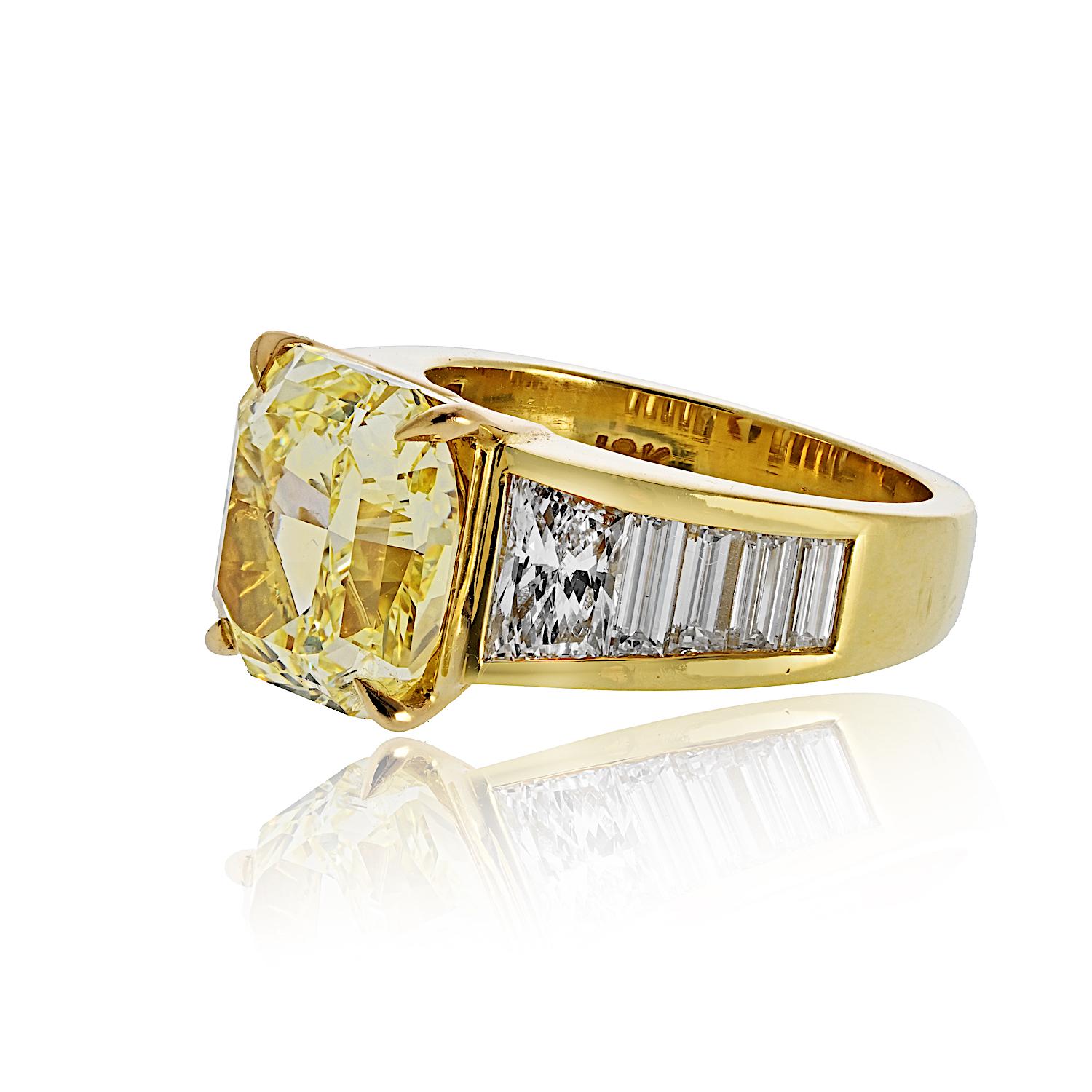 Anello con diamante taglio radiante giallo intenso 5,28 carati In condizioni ottime in vendita a New York, NY